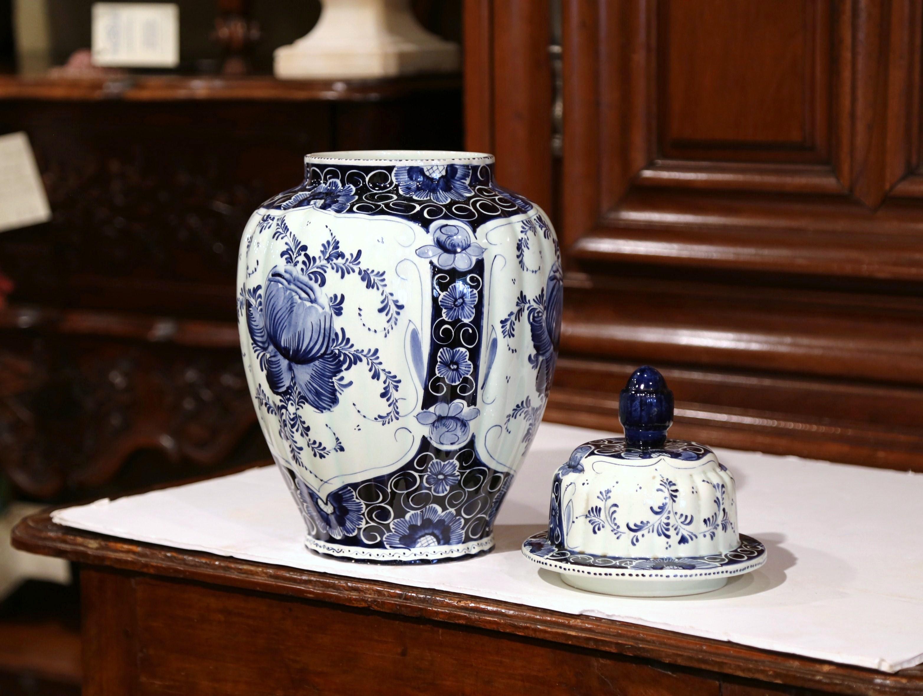 Mid-Century Dutch Hand-Painted Blue and White Faience Delft Ginger Jar with Lid In Excellent Condition In Dallas, TX