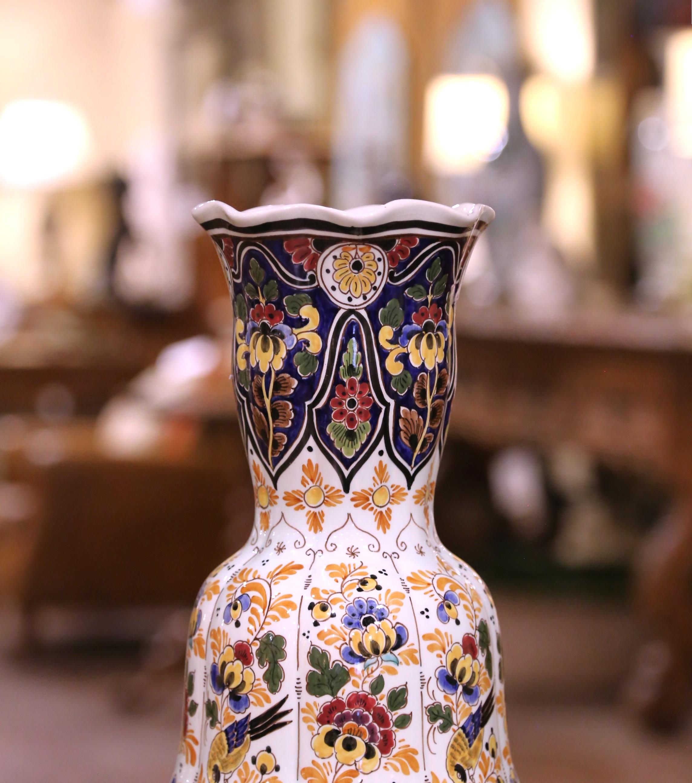 Fait main Vase néerlandais du milieu du siècle en faïence polychrome peint à la main par RAM Delft en vente