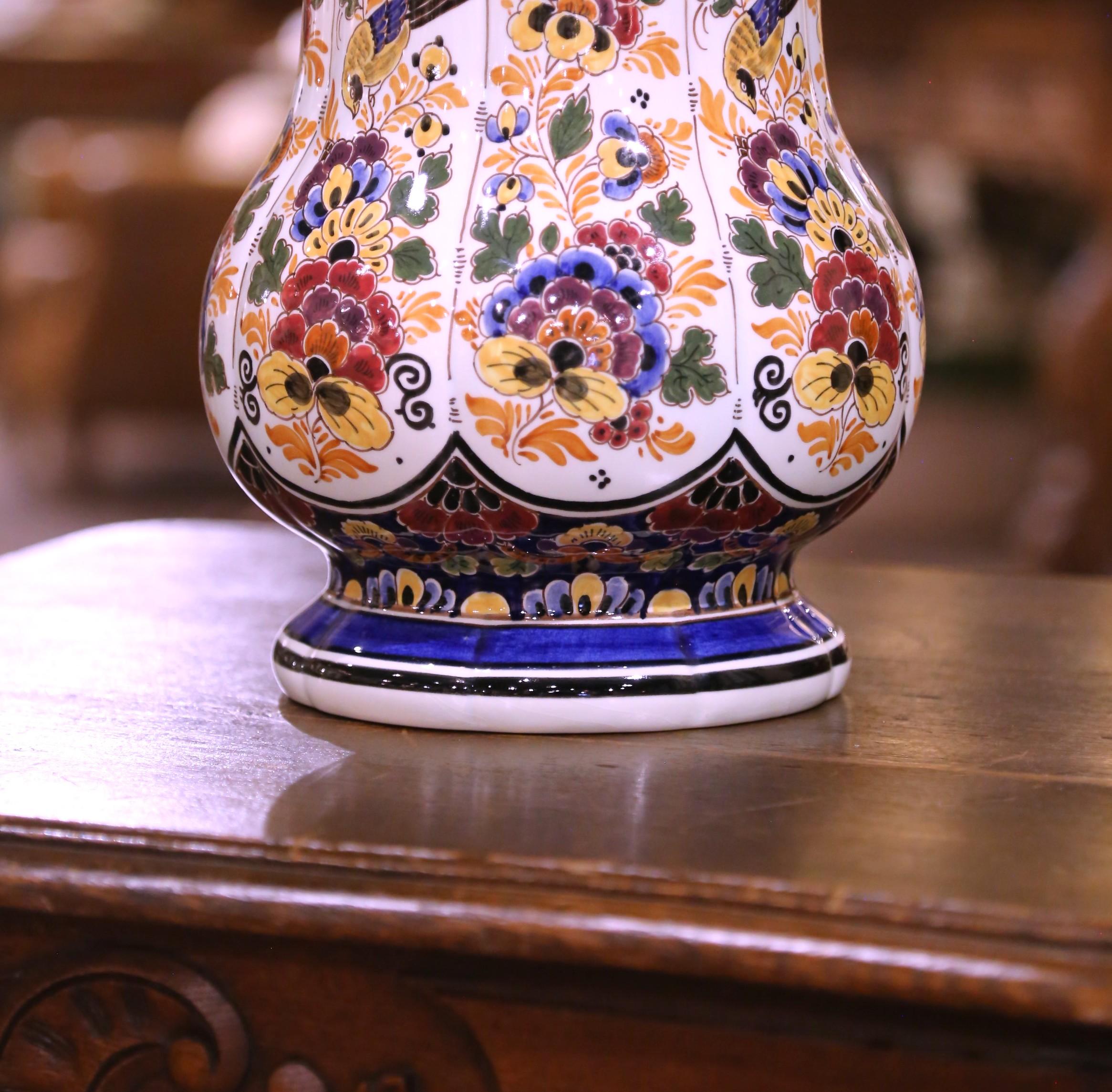 Vase néerlandais du milieu du siècle en faïence polychrome peint à la main par RAM Delft Excellent état - En vente à Dallas, TX