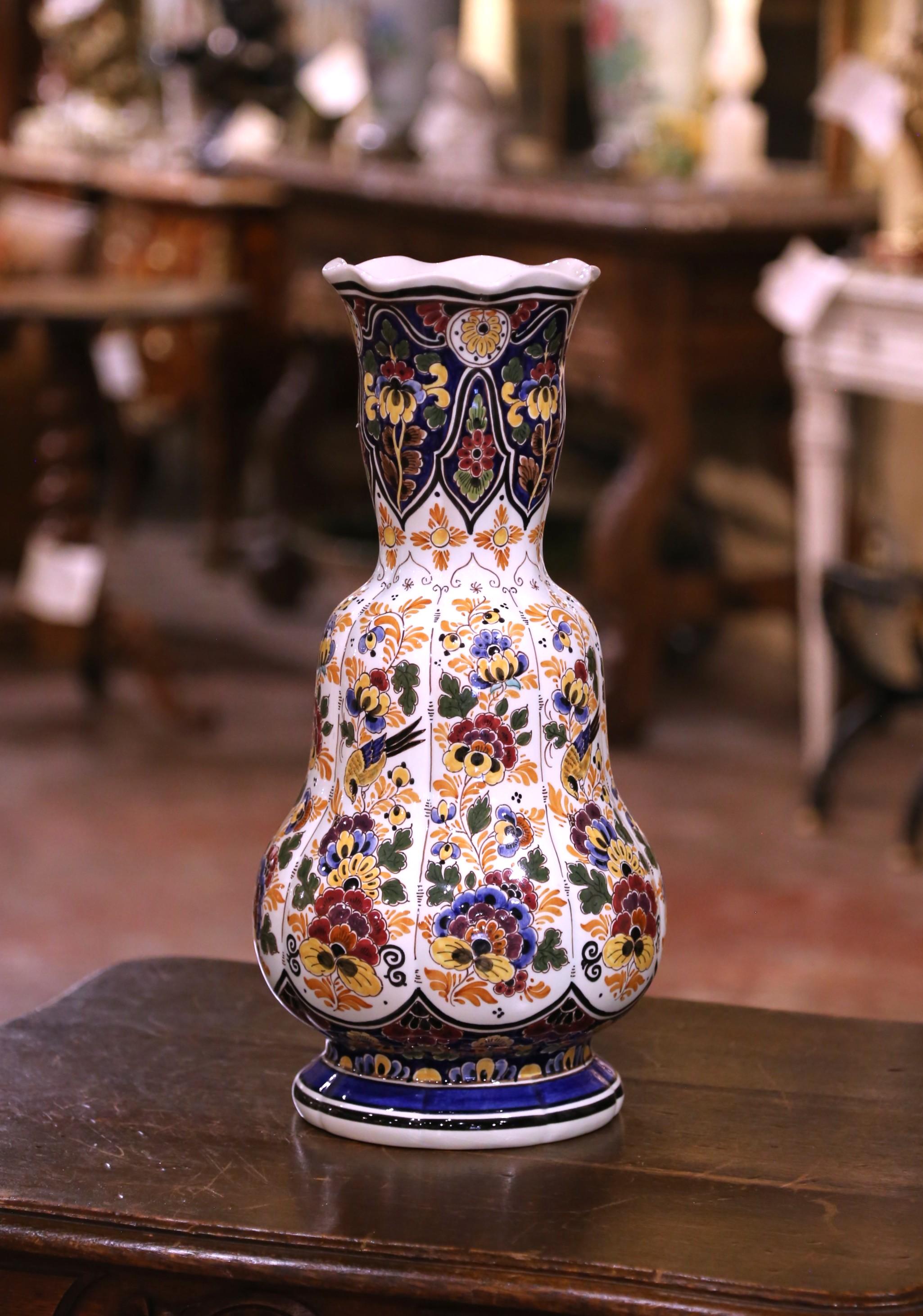20ième siècle Vase néerlandais du milieu du siècle en faïence polychrome peint à la main par RAM Delft en vente