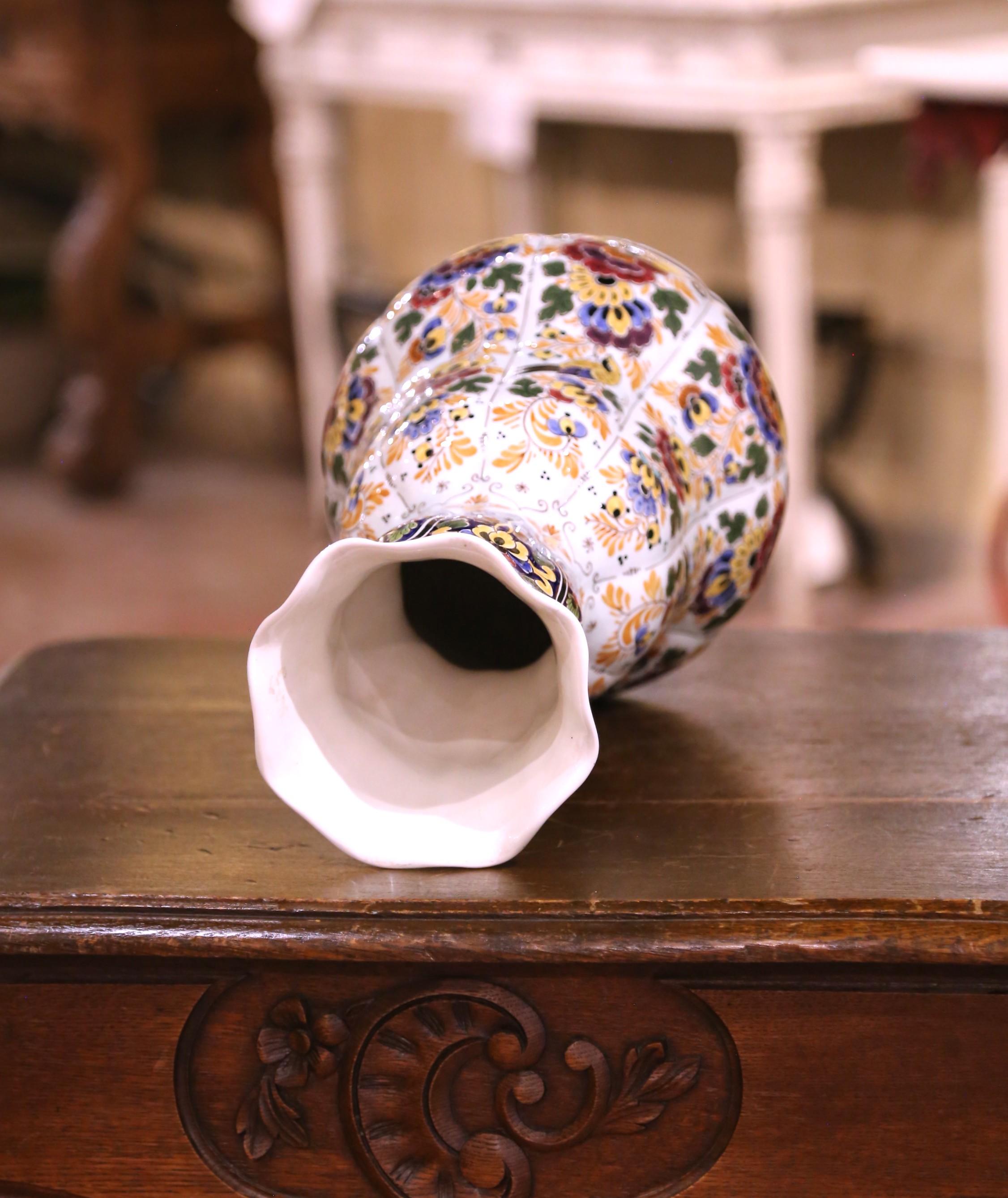 Céramique Vase néerlandais du milieu du siècle en faïence polychrome peint à la main par RAM Delft en vente
