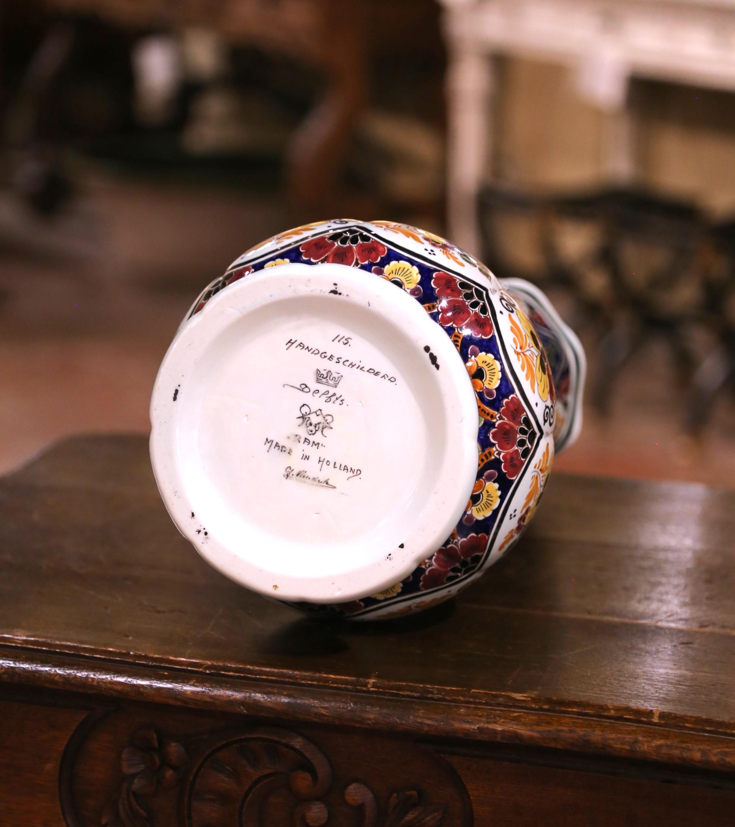 Vase néerlandais du milieu du siècle en faïence polychrome peint à la main par RAM Delft en vente 1