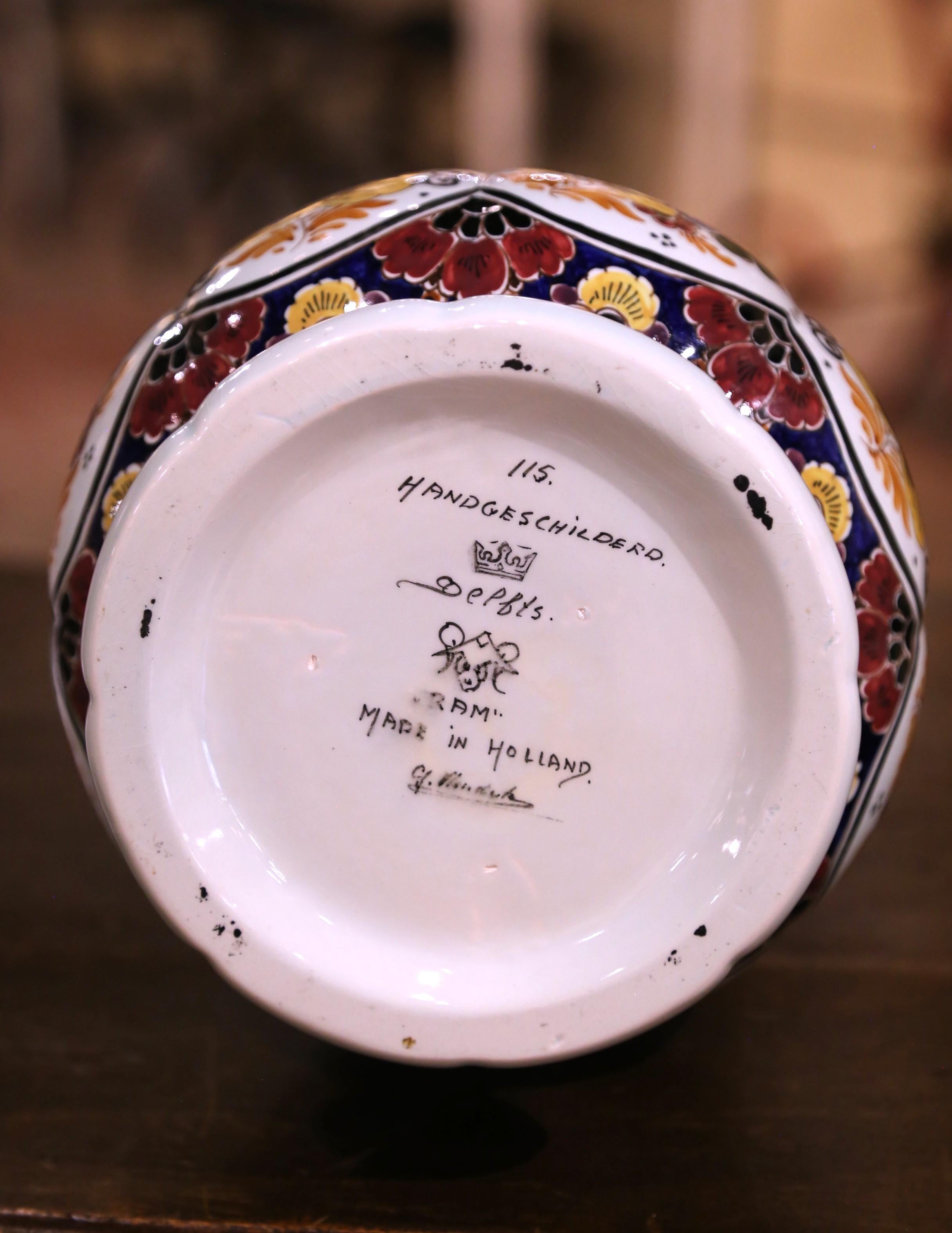 Vase néerlandais du milieu du siècle en faïence polychrome peint à la main par RAM Delft en vente 2