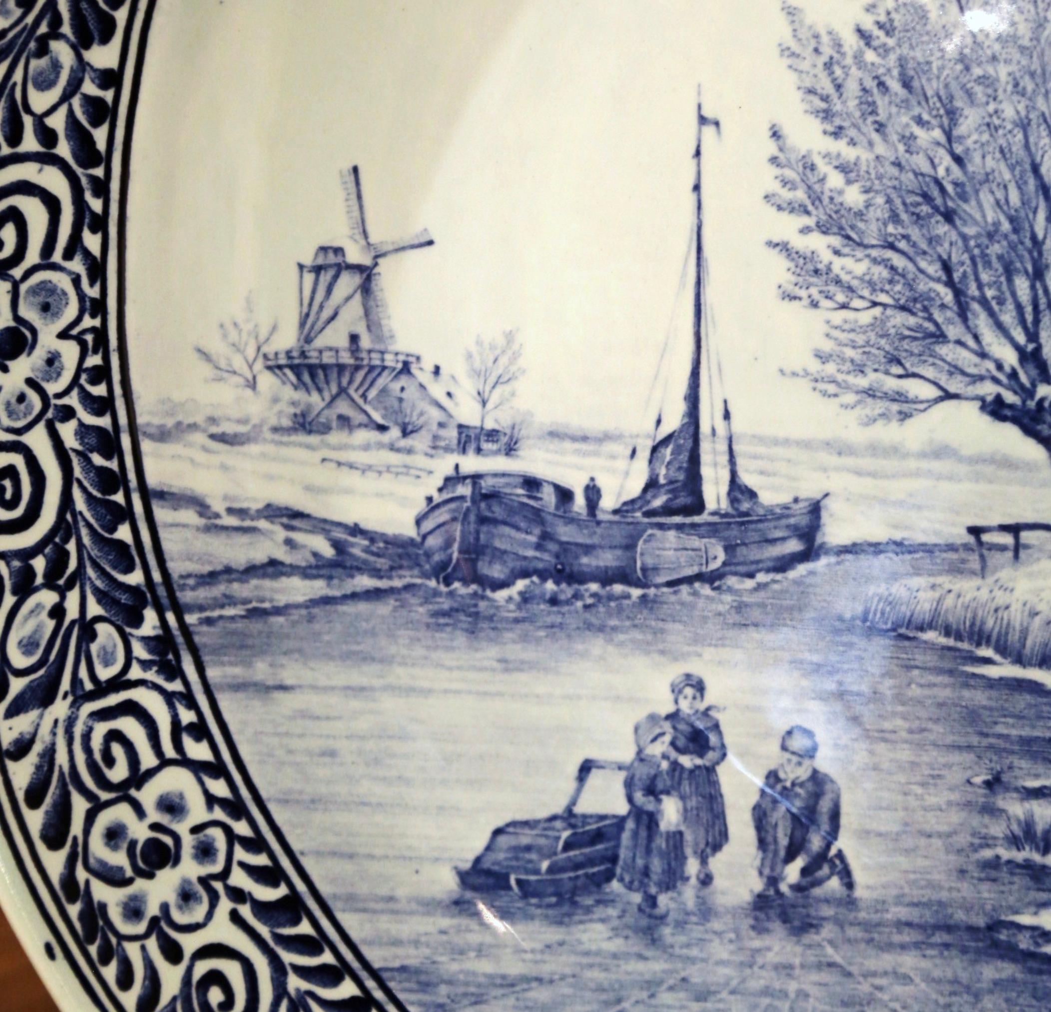 Néerlandais Plat en faïence de Delft hollandais du milieu du siècle dernier, peint à la main, Royal Sphinx Maastricht en vente