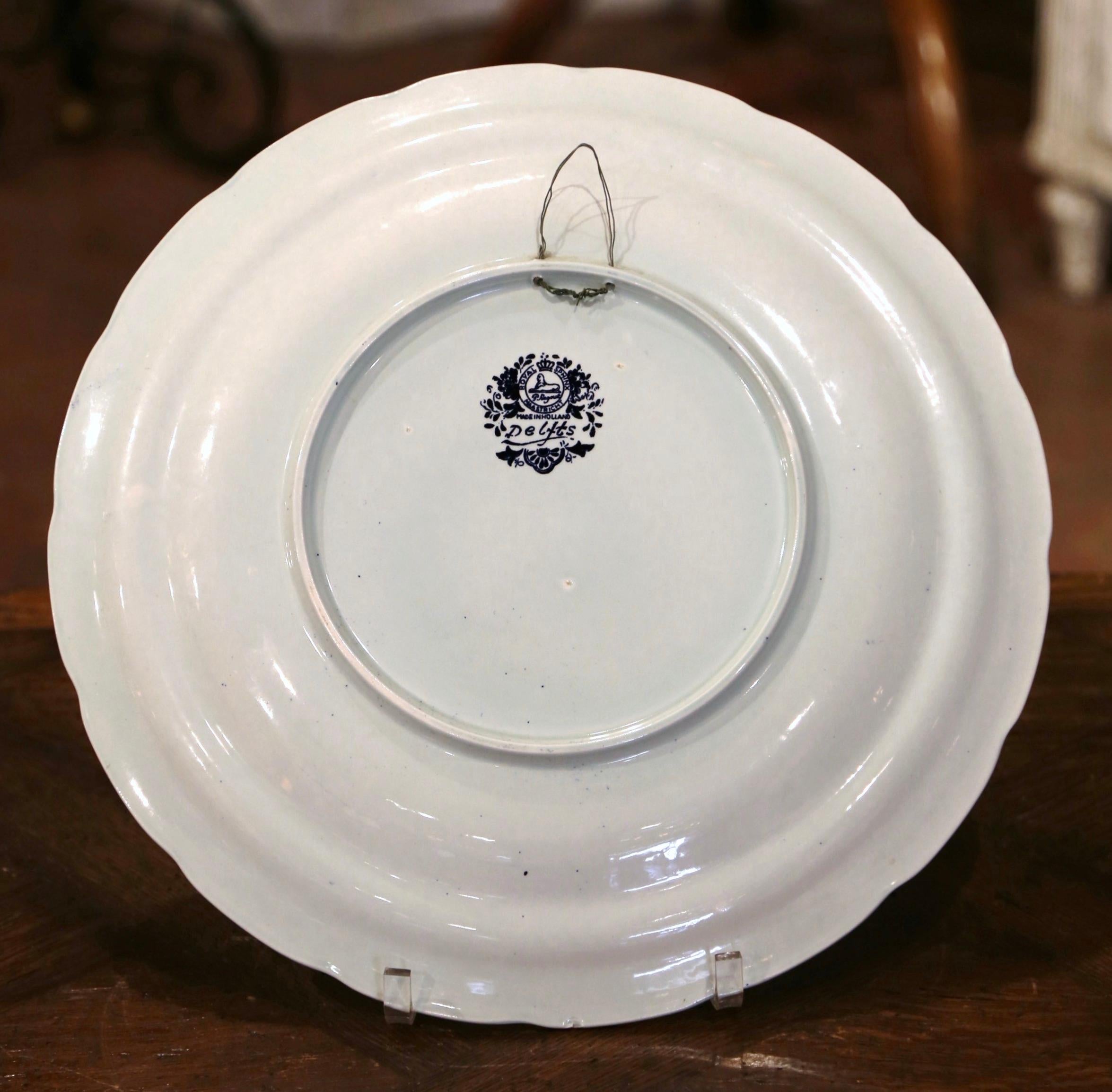 Plat en faïence de Delft hollandais du milieu du siècle dernier, peint à la main, Royal Sphinx Maastricht en vente 1