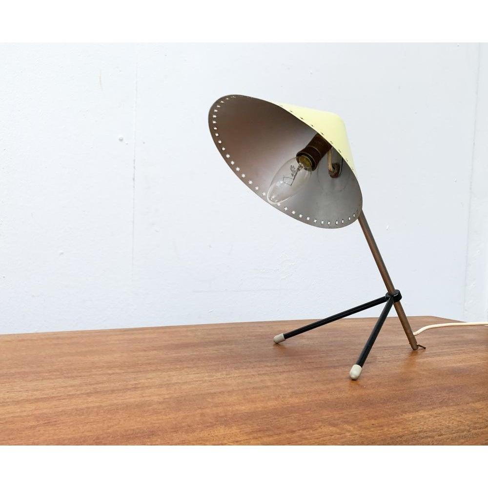Rare table or wall lamp from hala zeist according to a design by h. Busquet from the 1950s.

a functional design that convinces with its flexibility. The conical metal light screen is designed in a pale yellow tone and silver on the inside. It is