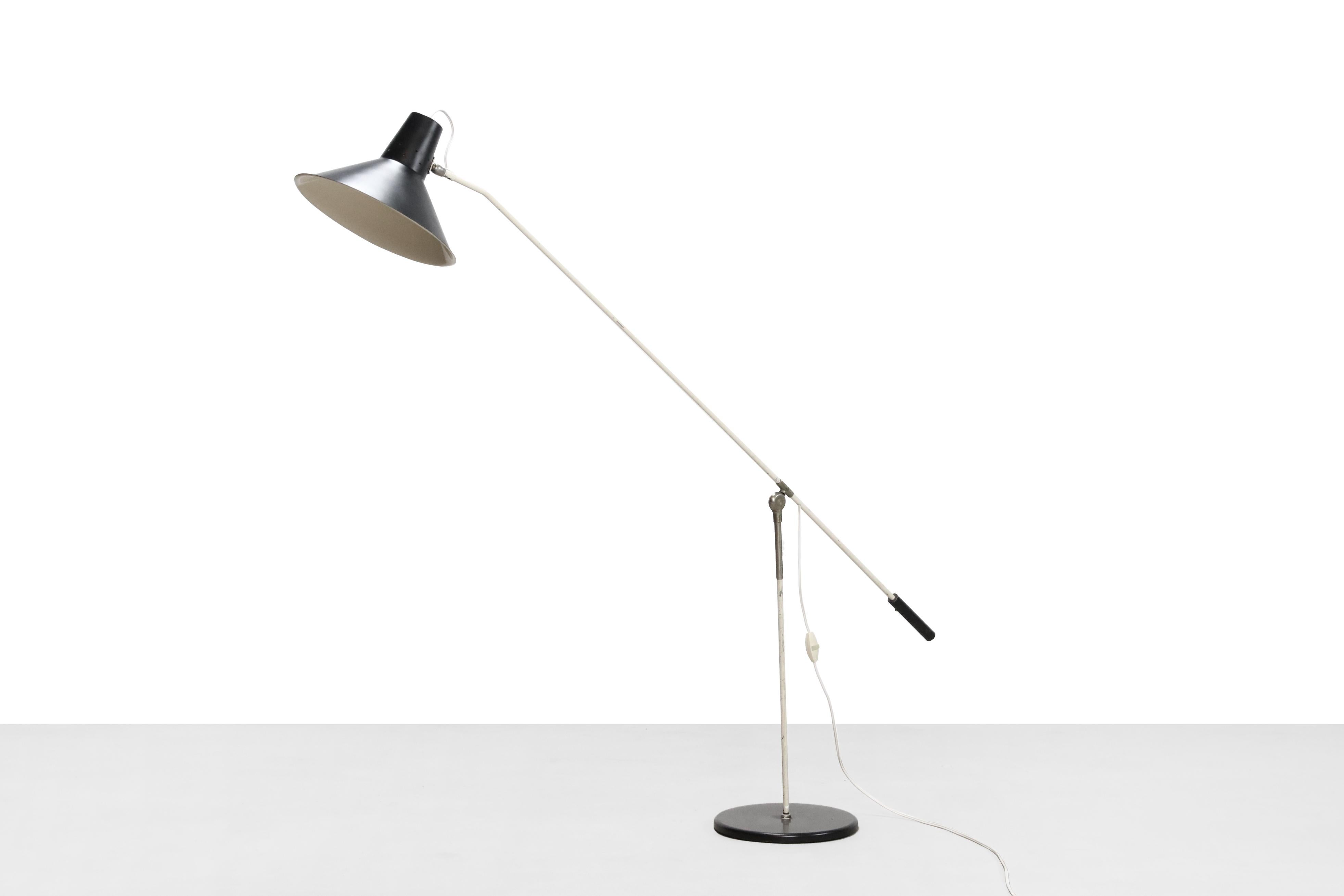 Modernistic floor lamp designed by Dutch designer Willem Hagoort.
This is an early and rare model for Hagoort Lighting and a wonderful example of Dutch design.
This floor lamp is made from black and white lacquered metal.