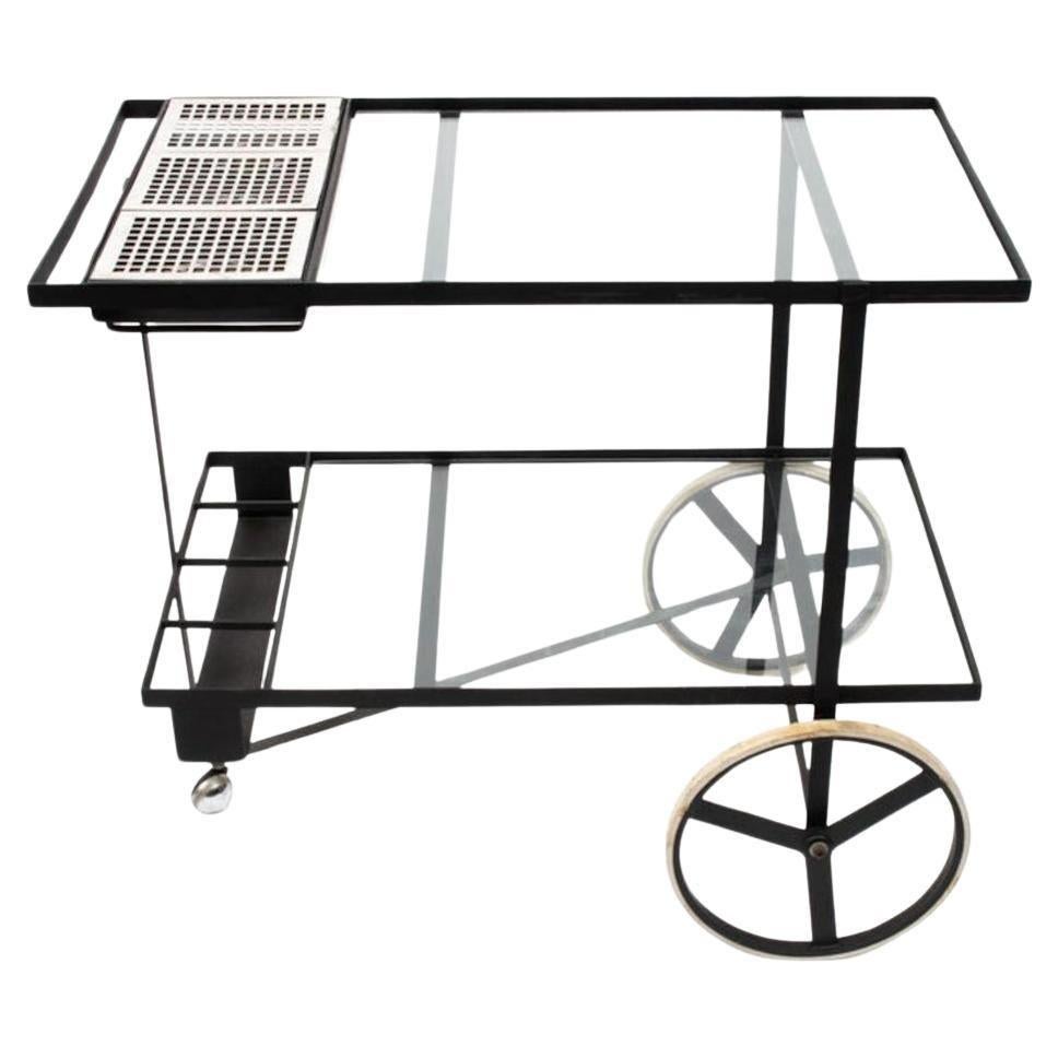Raro carrello da bar o carrello da tè minimalista olandese in metallo verniciato a polvere nera e vetro, con tre piani di appoggio in acciaio inox. Superfici vetrate superiori e inferiori e ruote nere con pneumatici in gomma bianca. Grande design.