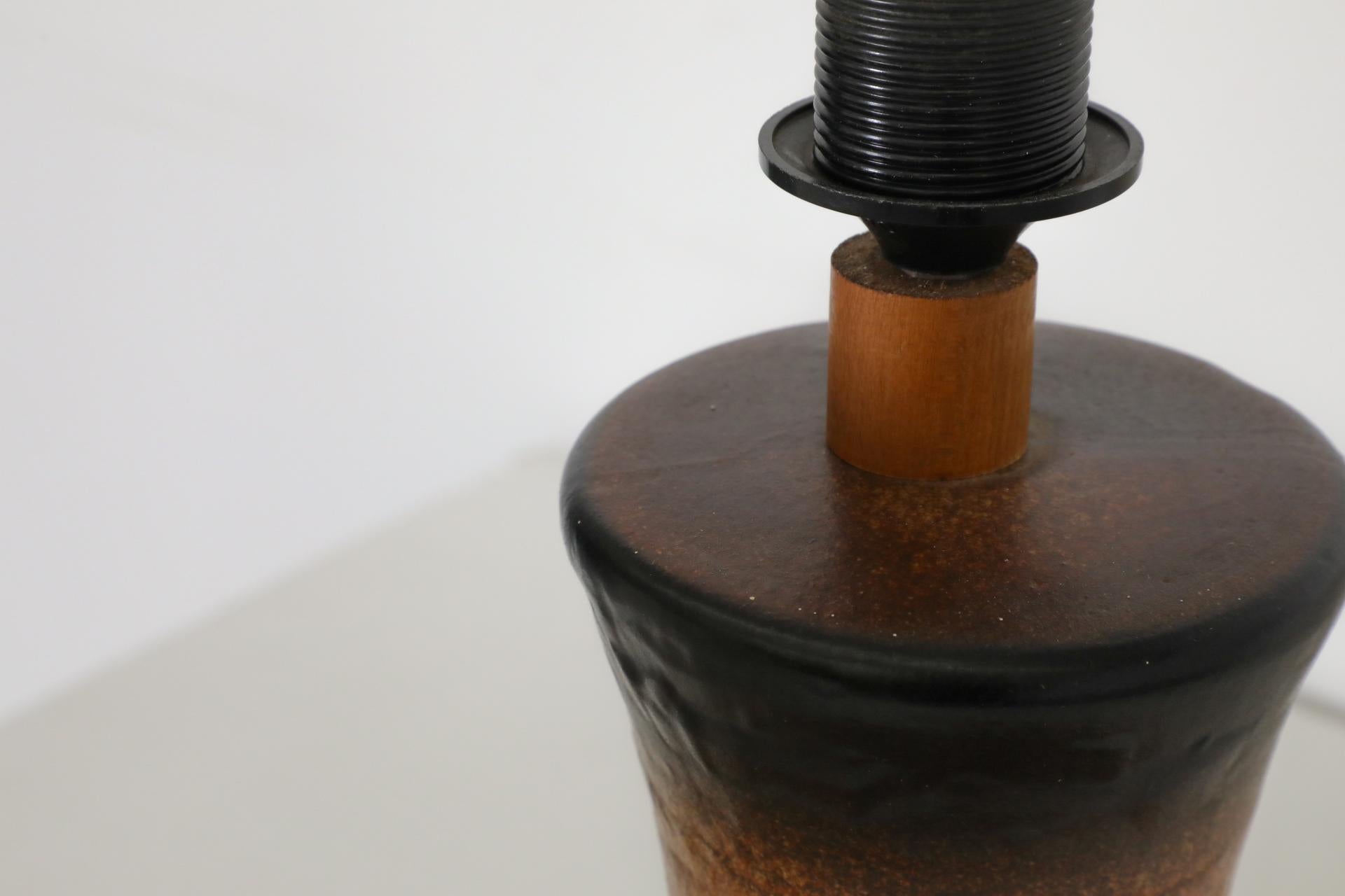 Lámpara de sobremesa de cerámica esmaltada naranja holandesa de mediados de siglo con recortes redondos 4