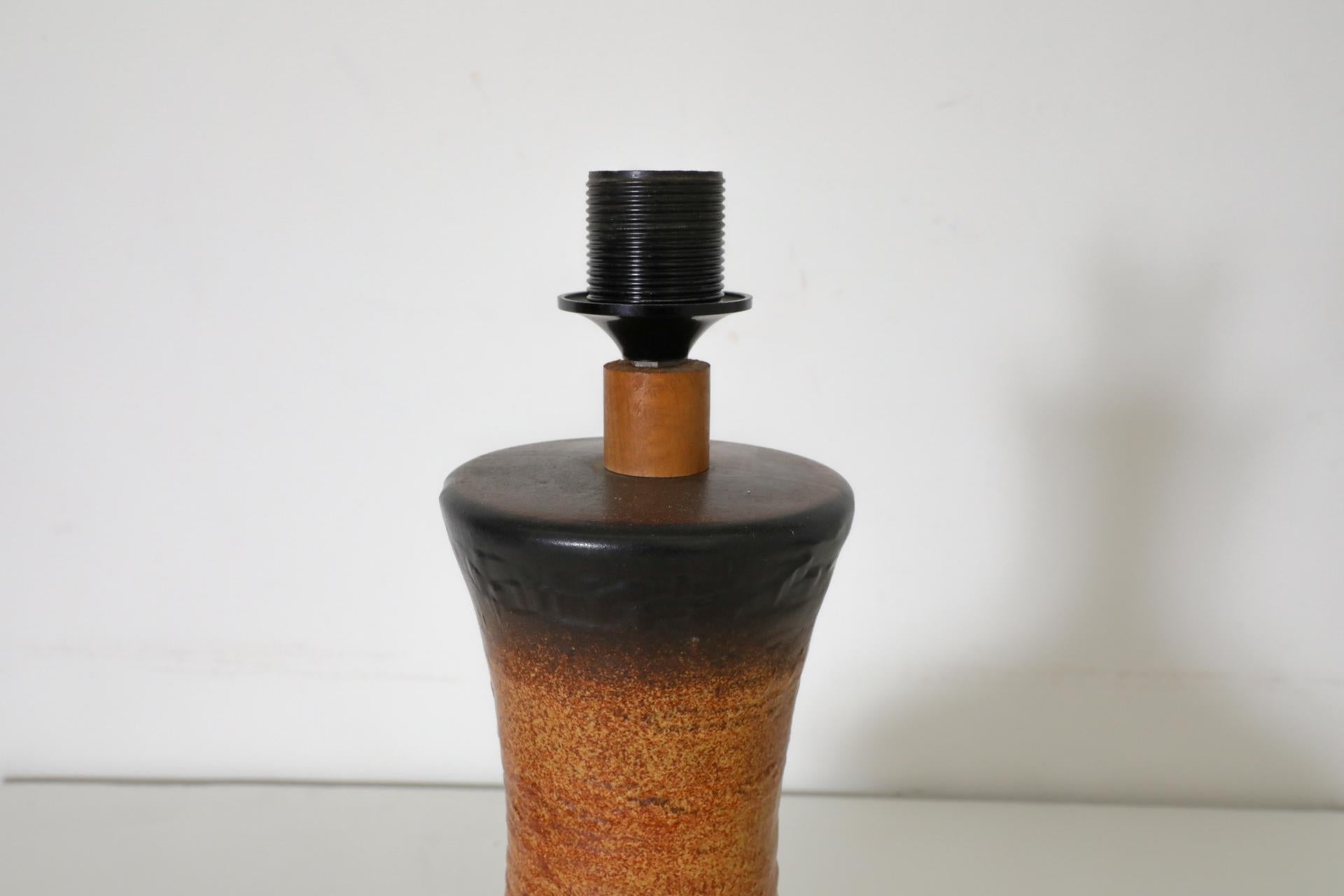 Lámpara de sobremesa de cerámica esmaltada naranja holandesa de mediados de siglo con recortes redondos siglo XX