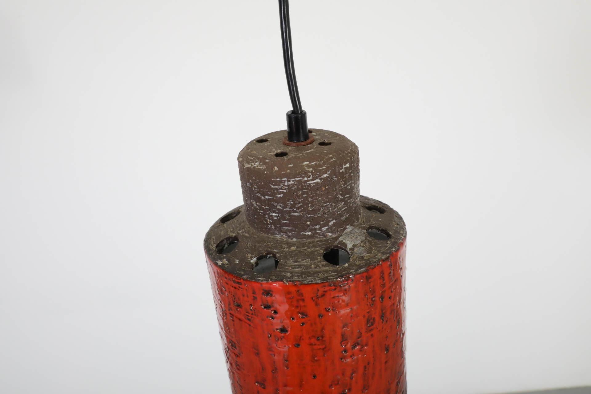 Pendente da soffitto olandese di metà secolo in ceramica smaltata rossa con tagli in vendita 2