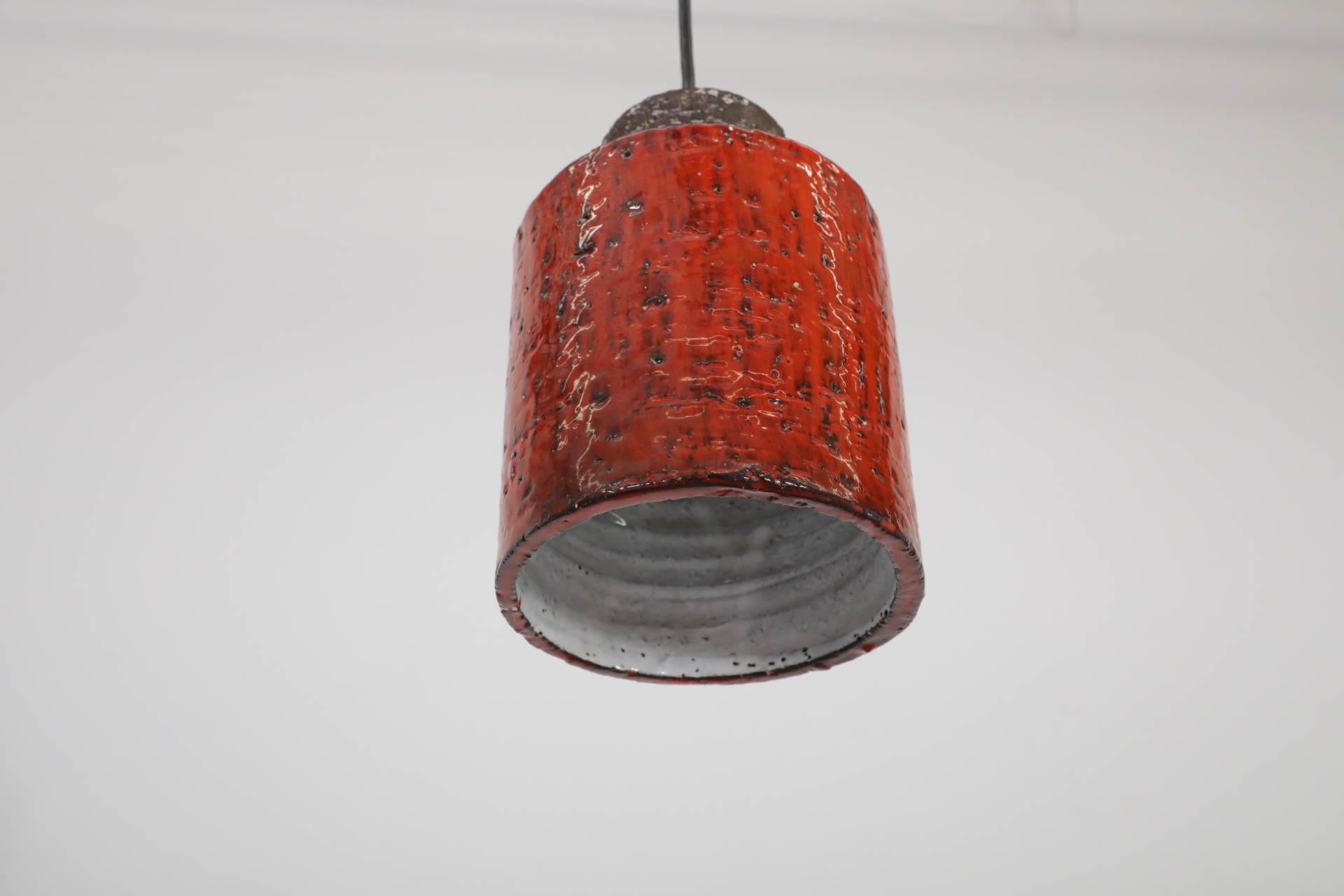 Pendente da soffitto olandese di metà secolo in ceramica smaltata rossa con tagli in vendita 4