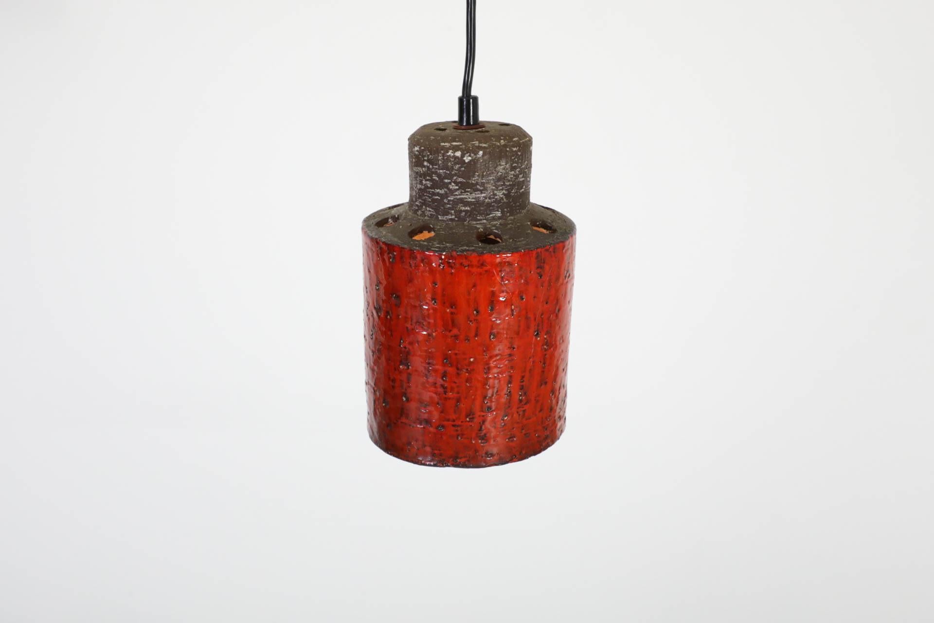 Mid-Century moderno Pendente da soffitto olandese di metà secolo in ceramica smaltata rossa con tagli in vendita