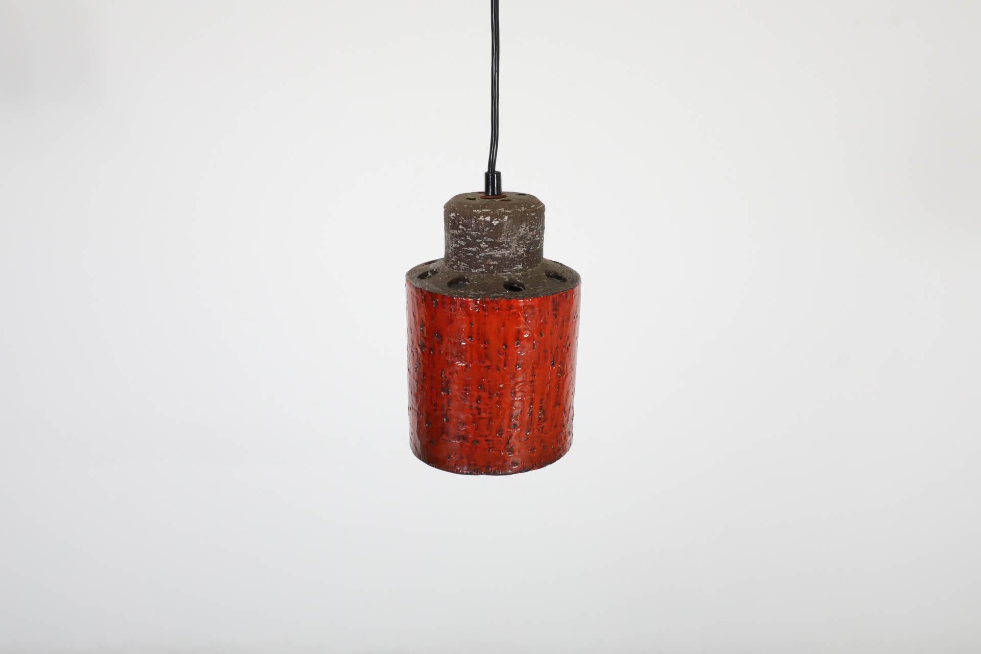 Smaltato Pendente da soffitto olandese di metà secolo in ceramica smaltata rossa con tagli in vendita