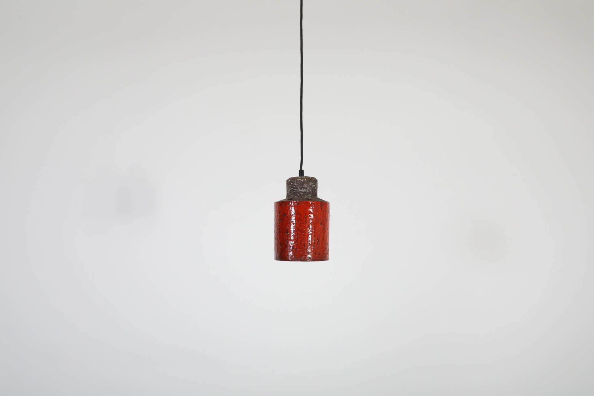XX secolo Pendente da soffitto olandese di metà secolo in ceramica smaltata rossa con tagli in vendita