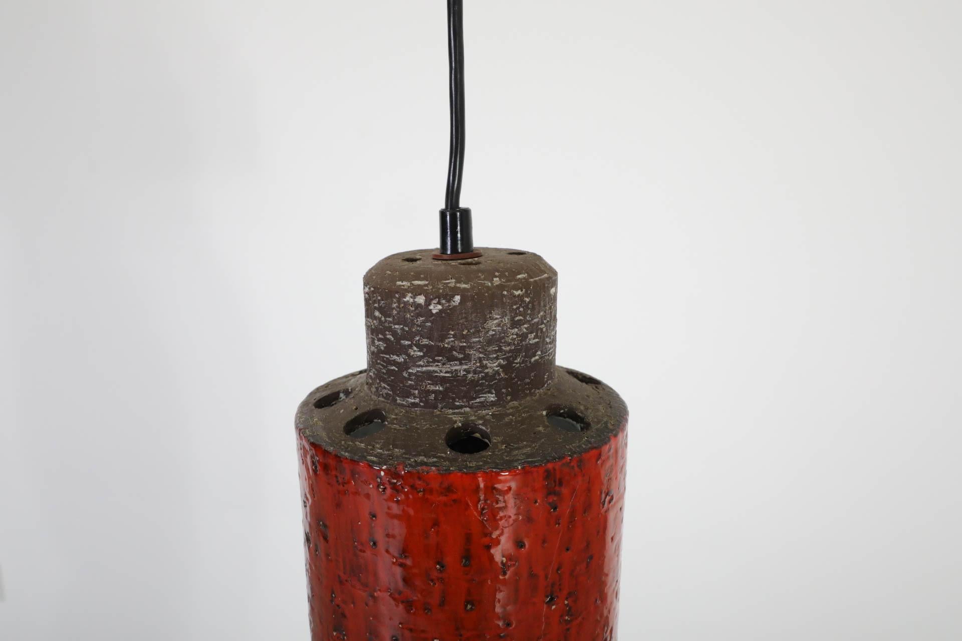 Pendente da soffitto olandese di metà secolo in ceramica smaltata rossa con tagli in vendita 1