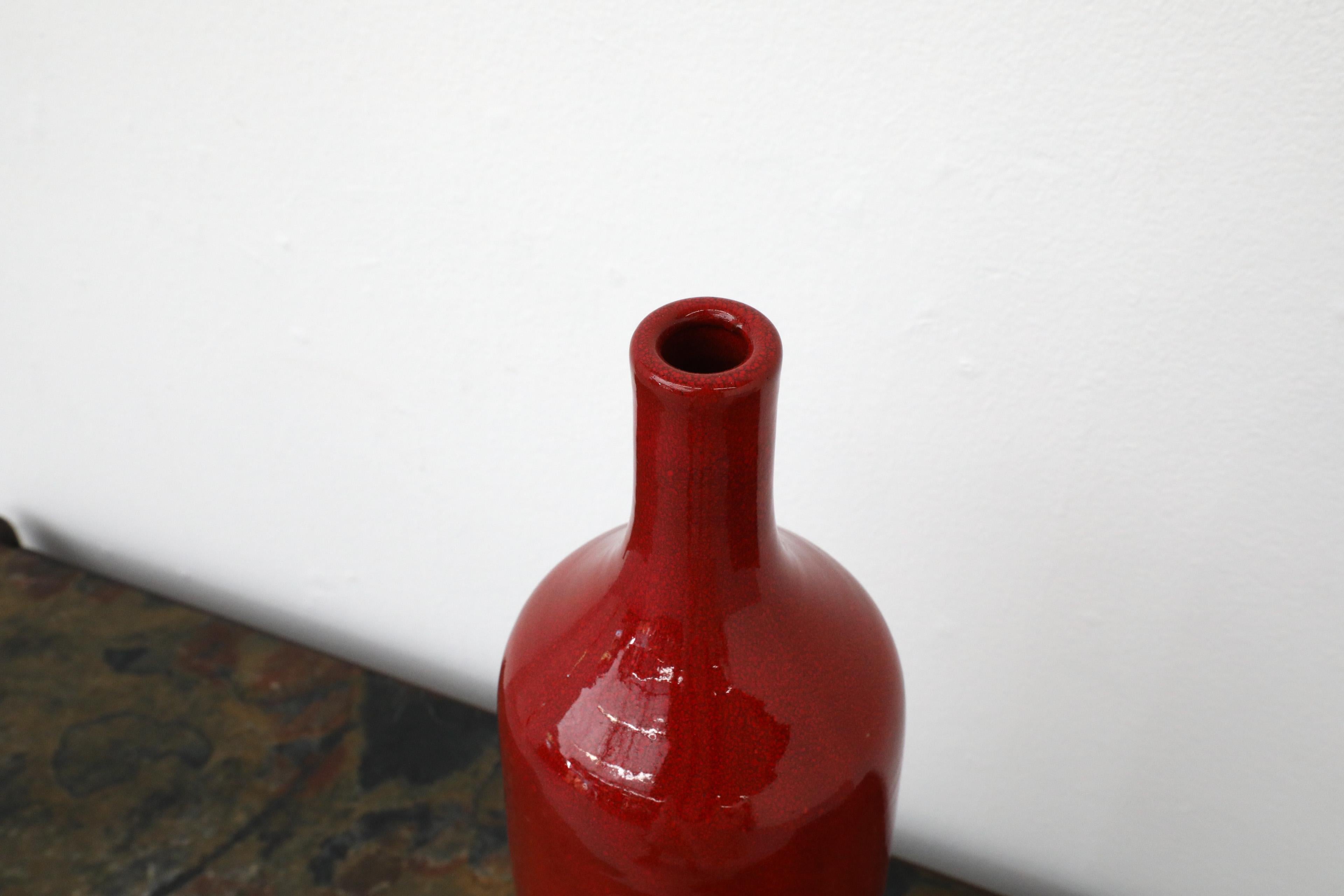 Jarrón de cerámica con forma de botella de vino tinto holandés de mediados de siglo Glaseado en venta