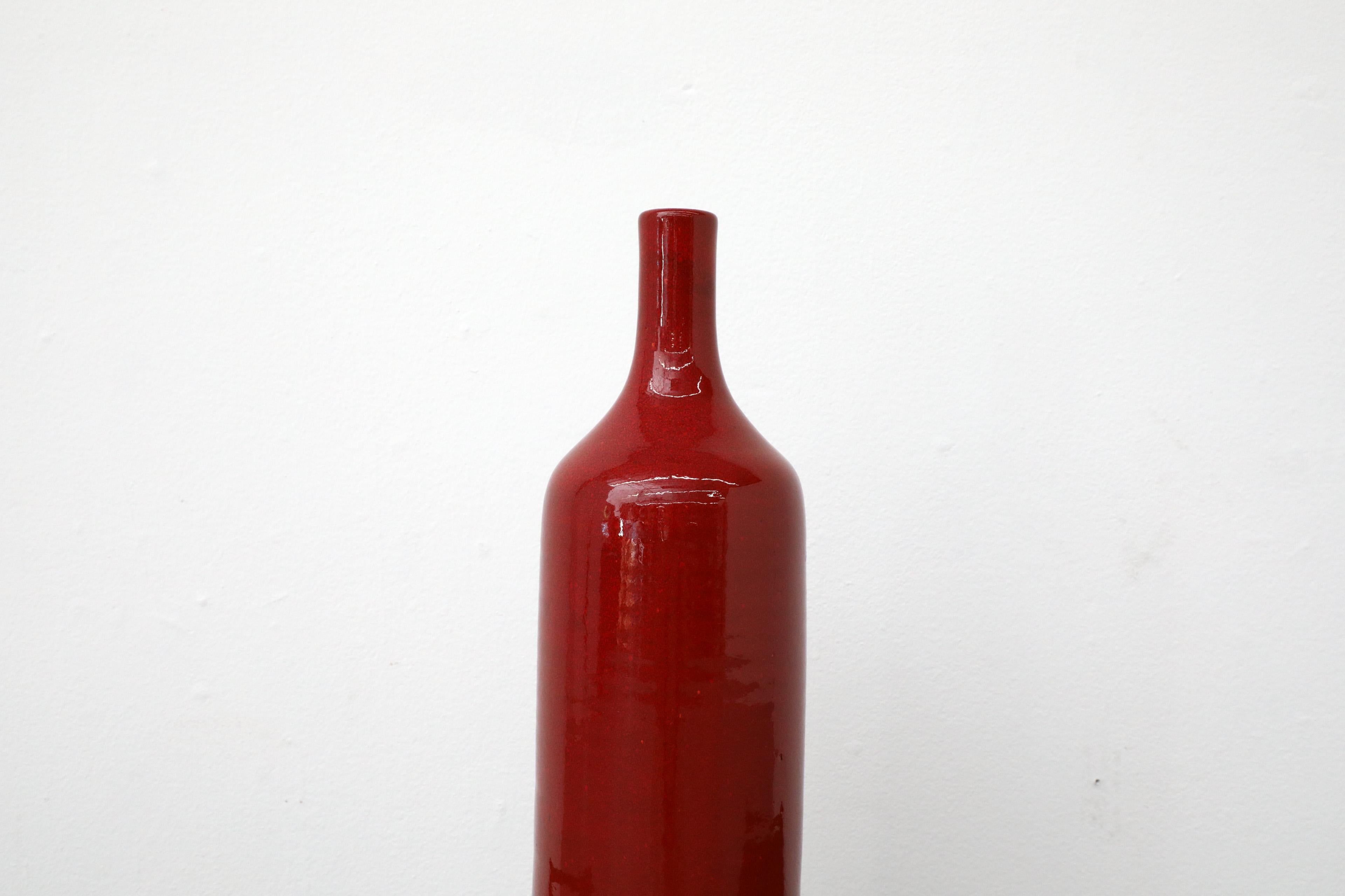 Jarrón de cerámica con forma de botella de vino tinto holandés de mediados de siglo siglo XX en venta
