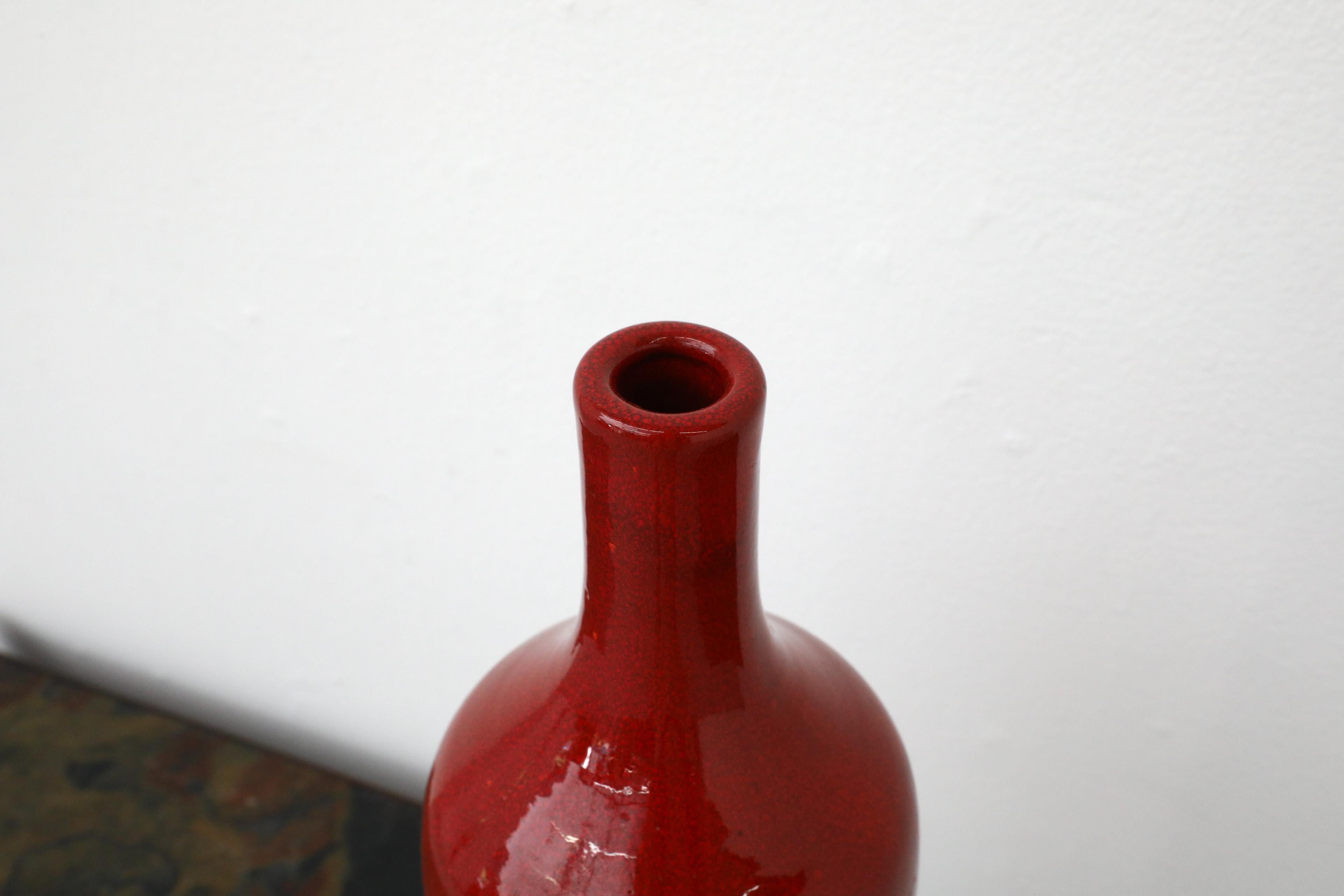 Jarrón de cerámica con forma de botella de vino tinto holandés de mediados de siglo Cerámico en venta