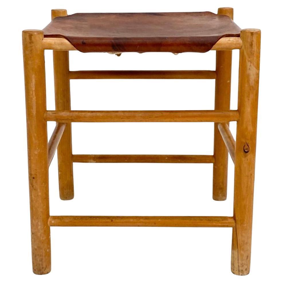 Mid Century Ate Van Apeldoorn Oak & Leather Safari Stool Dutch Brutalist Beech frame with leather sling seat. Good Vintage condition leather shows patina.

Only (1) stool available

Dimensions: H 20