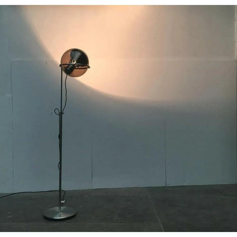 Rara A Space Age con riflettore a sfera in vetro.

L'aspetto più sorprendente di questa lampada è il riflettore mobile in vetro colorato, che poggia su un piede finemente lavorato. Il corpo illuminante in vetro rivela la vita interna, il riflettore