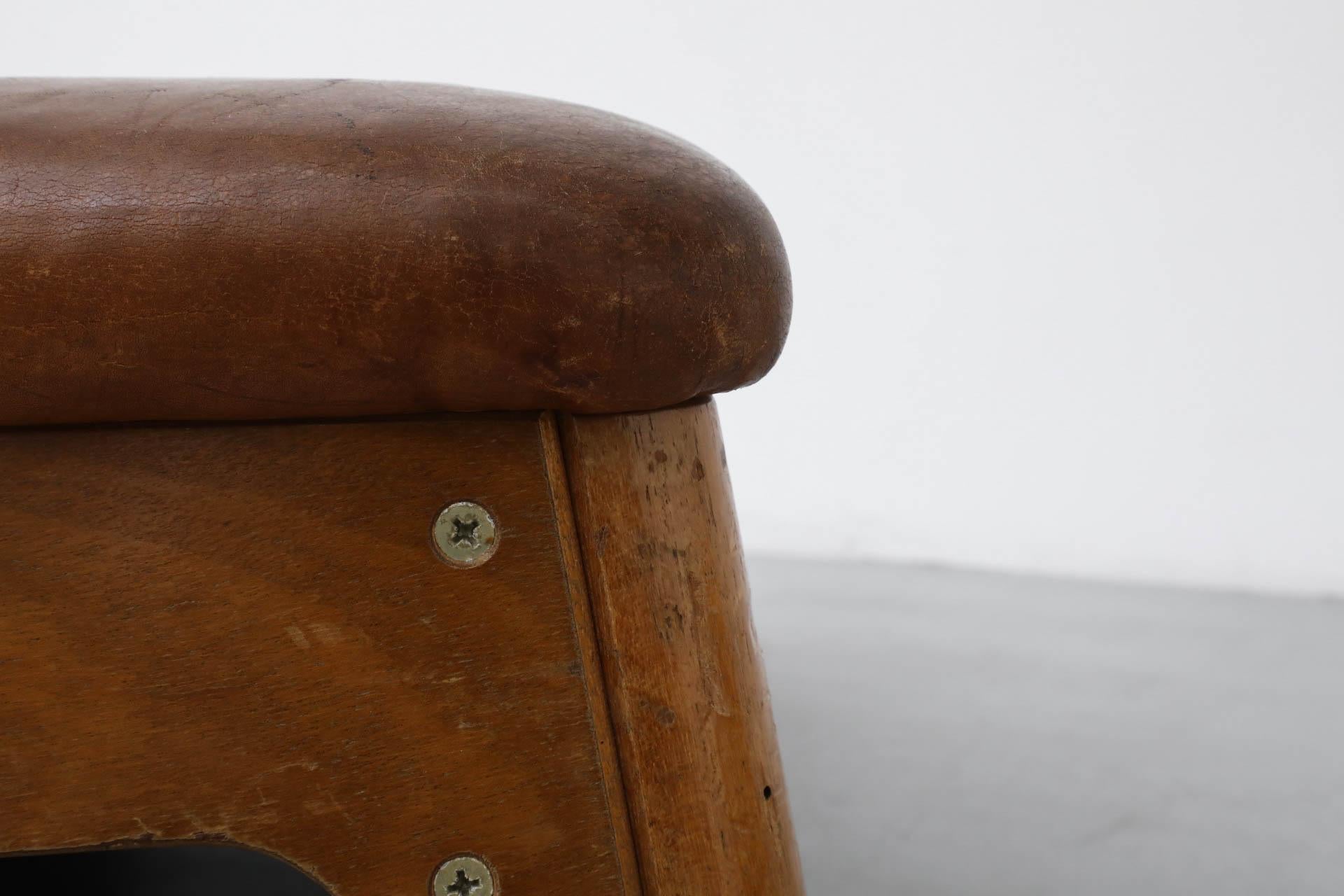 Panca da ginnastica impilata in Oak e Teak della metà del secolo scorso con piano in pelle in vendita 9