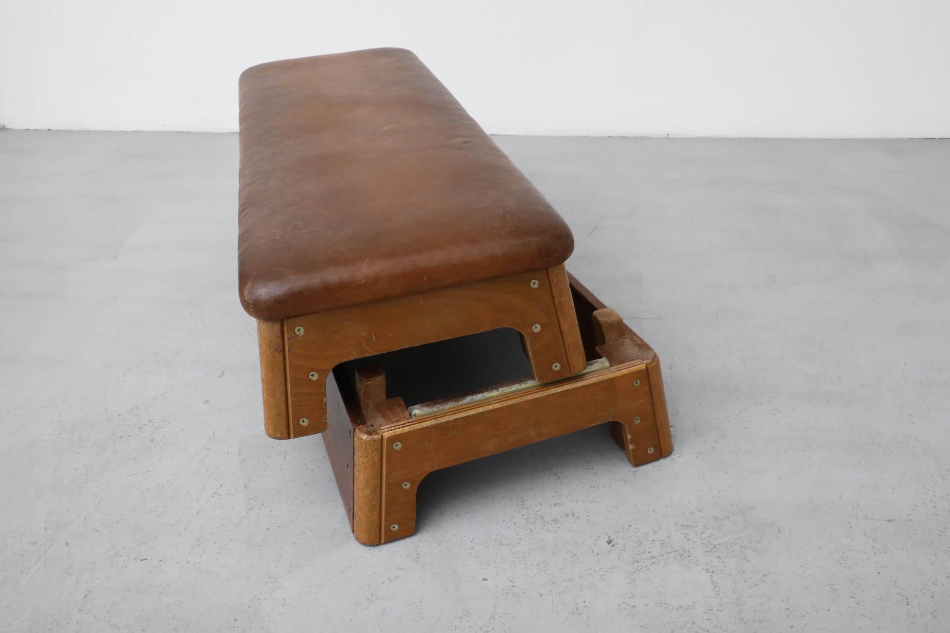 Panca da ginnastica impilata in Oak e Teak della metà del secolo scorso con piano in pelle in vendita 11