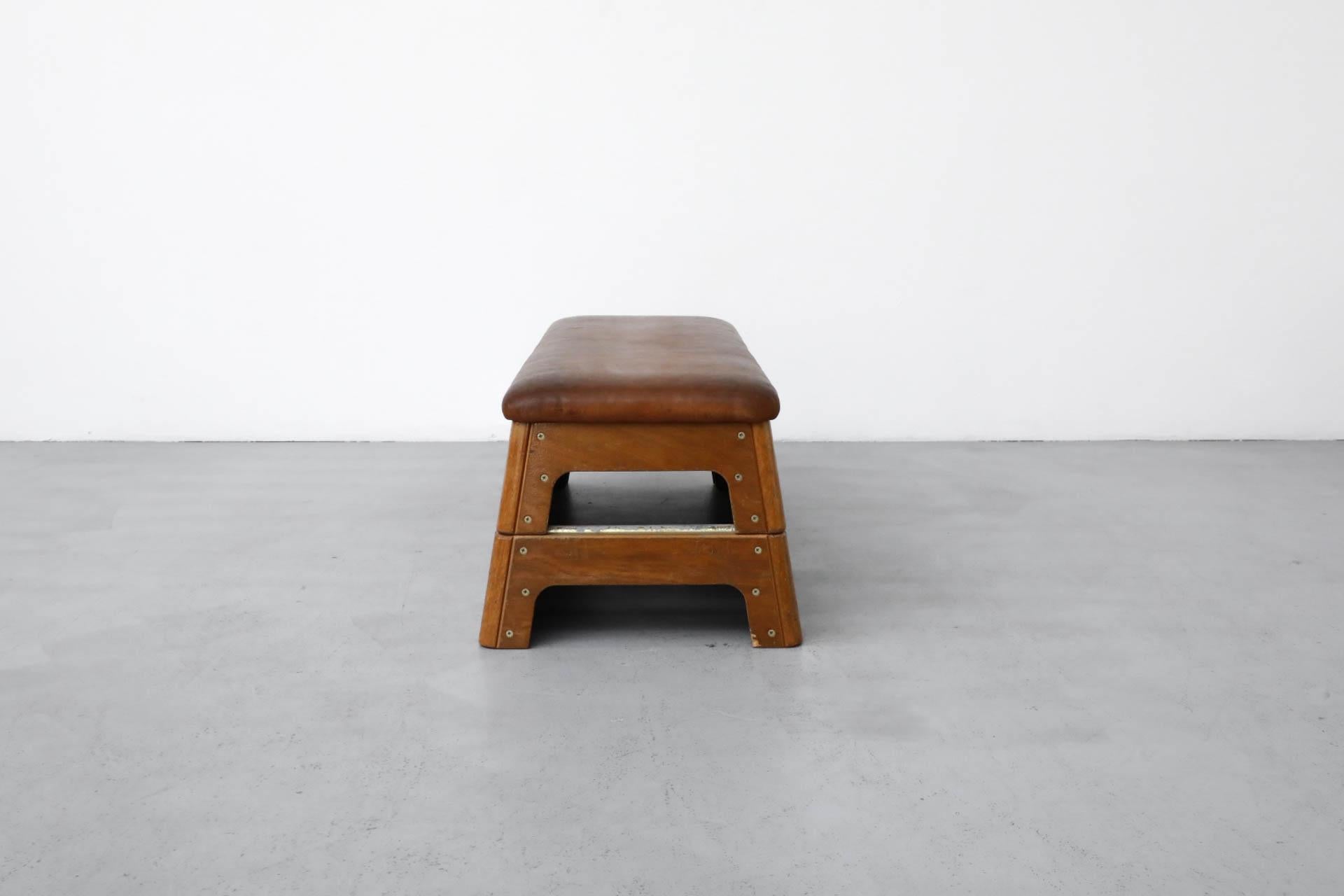 Mid-Century moderno Panca da ginnastica impilata in Oak e Teak della metà del secolo scorso con piano in pelle in vendita