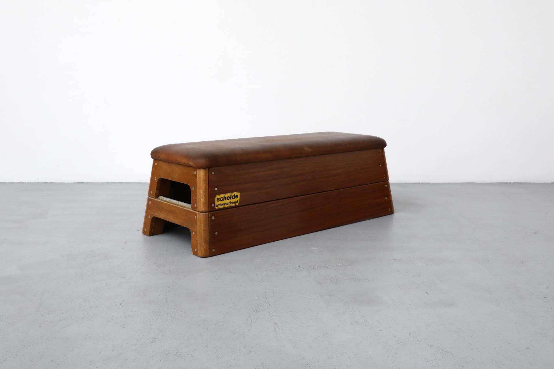 Olandese Panca da ginnastica impilata in Oak e Teak della metà del secolo scorso con piano in pelle in vendita