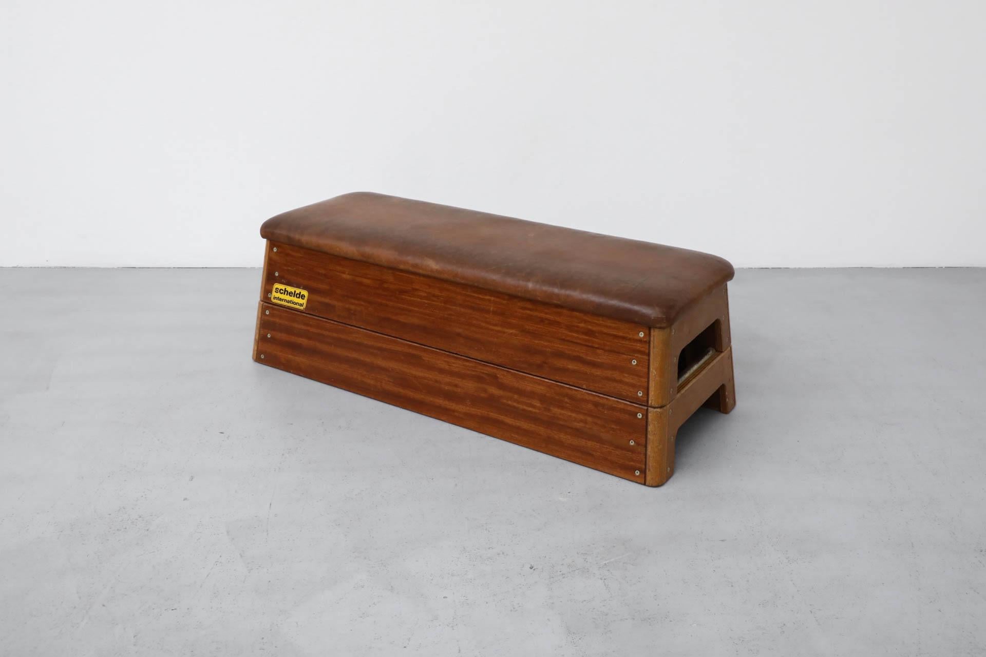 XX secolo Panca da ginnastica impilata in Oak e Teak della metà del secolo scorso con piano in pelle in vendita