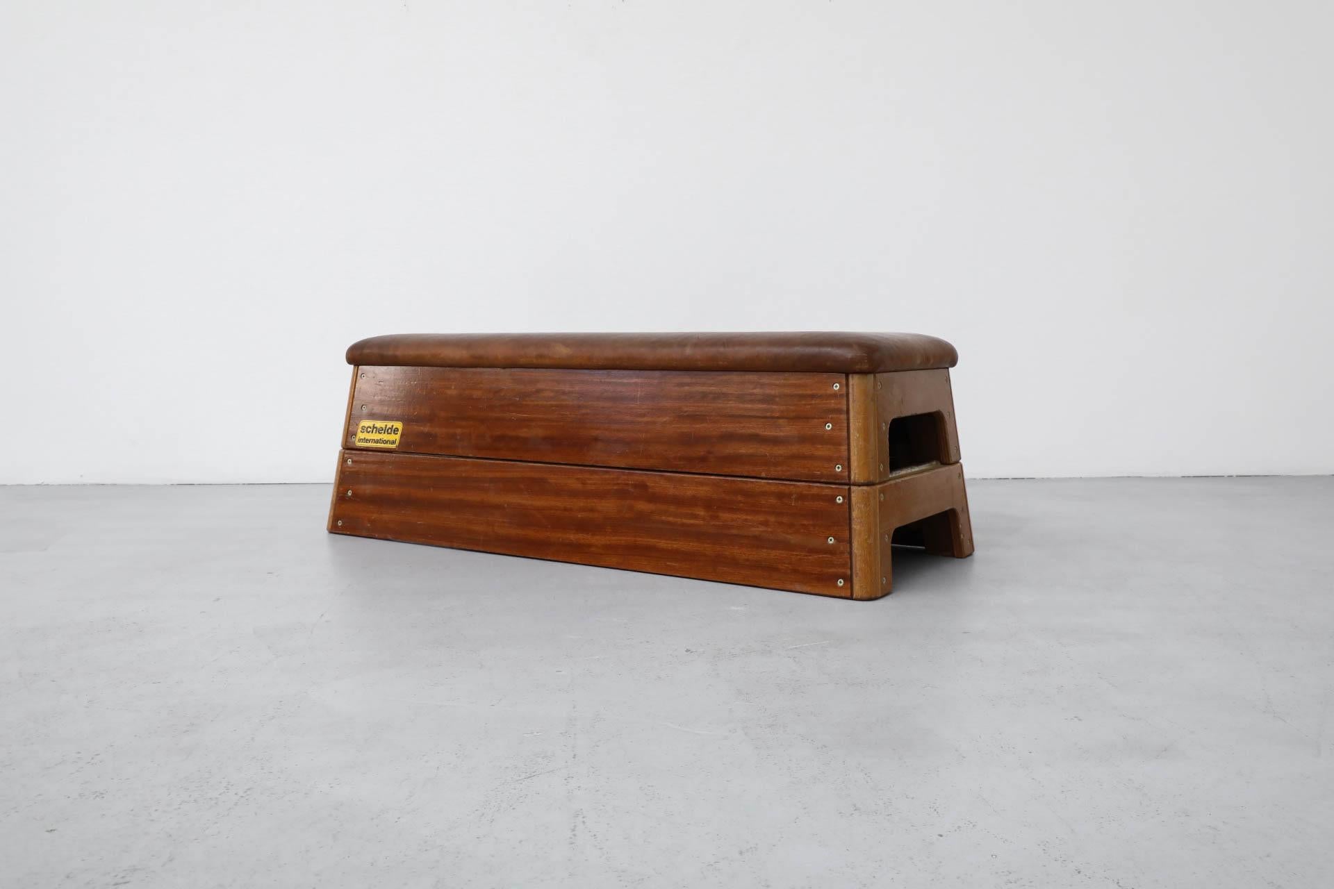 Metallo Panca da ginnastica impilata in Oak e Teak della metà del secolo scorso con piano in pelle in vendita