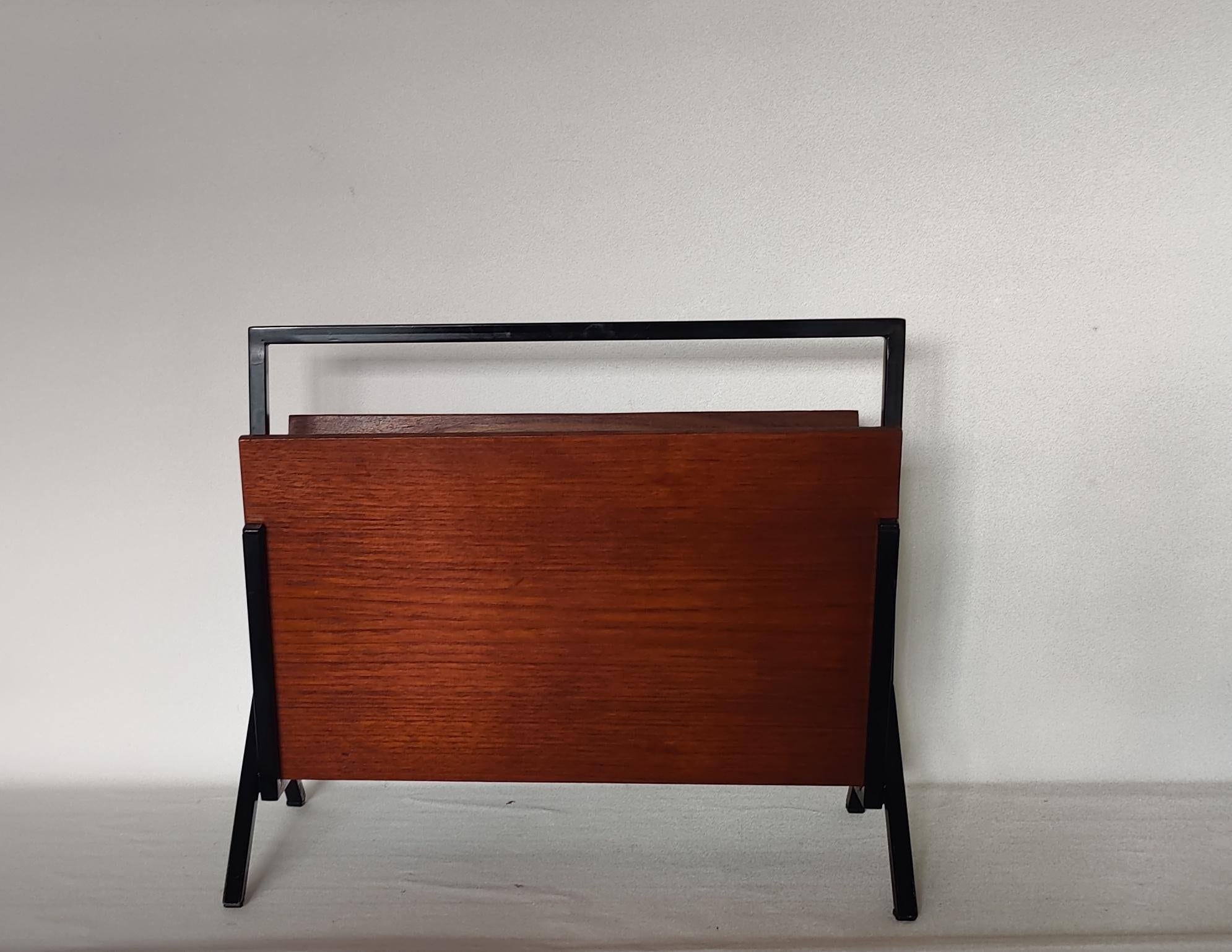 Beautiful minimalistic, sleek design, this dutch magazine stand from the 1960s. Teak veneered and black lacquered metal frame. The dark metal matches with the warm teak veneered wood. In good vintage condition, light signs of wear (see photo's).