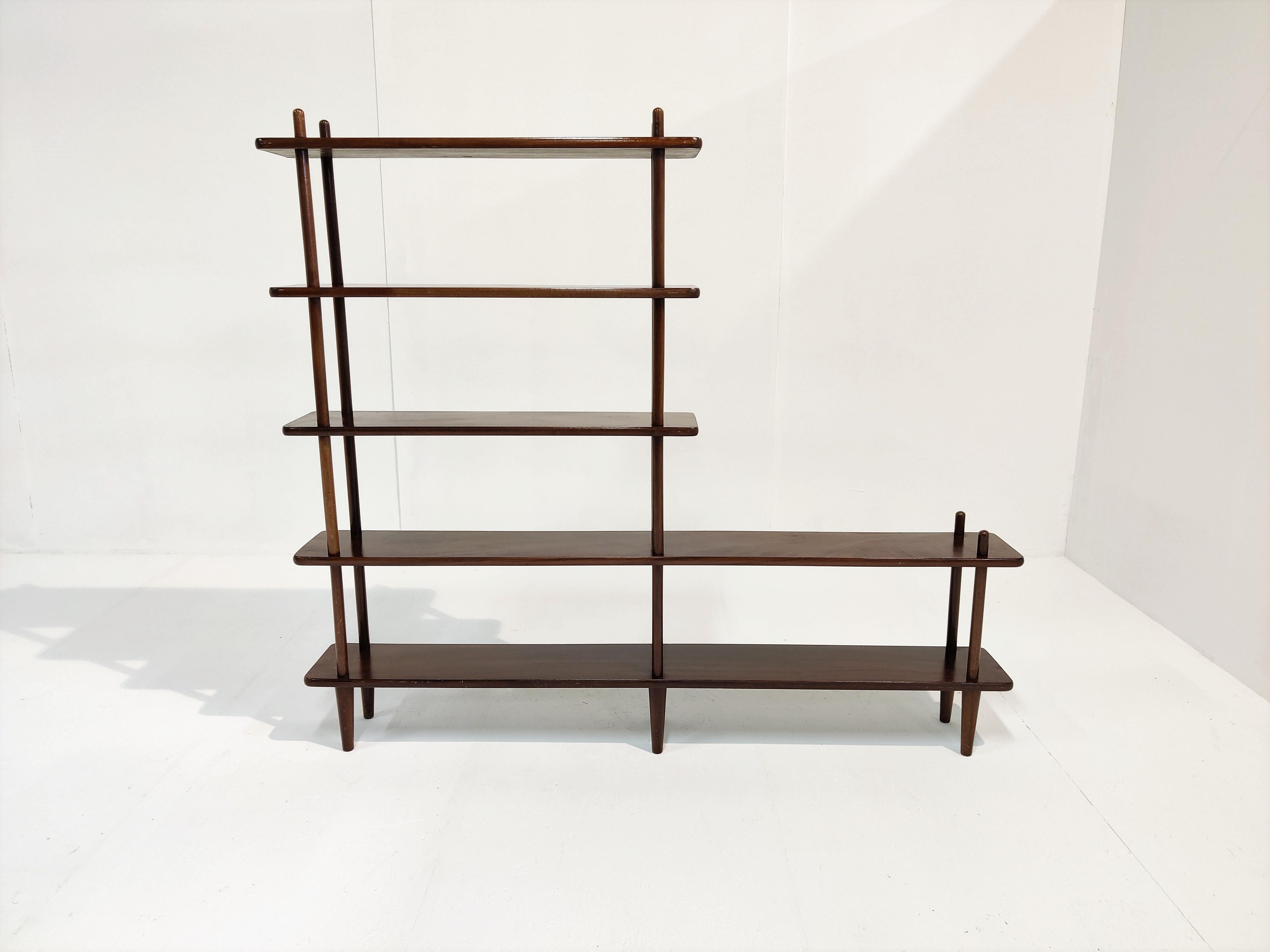 Mid century wall shelve or a small room divider in teak from the Netherlands.

This modular unit has multiple shelves which provide a lot of space for books or to display items.

Everything unscrews easily.

Good condition

In the style of