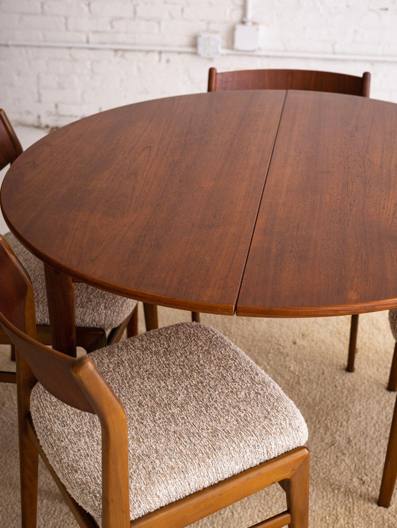 Mid Century Dux 6 Person Teak Dining Set In Good Condition In Brooklyn, NY
