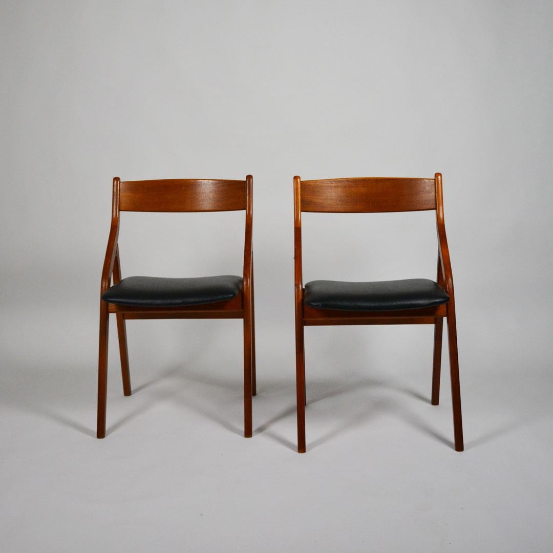 A folding chair from the Danish design manufacturer Dyrlund from Denmark. It is rare to find a solidly built Danish folding chair that is both stylish, elegant, and comfortable. The chair has a beautiful profile with soft curves accentuated by