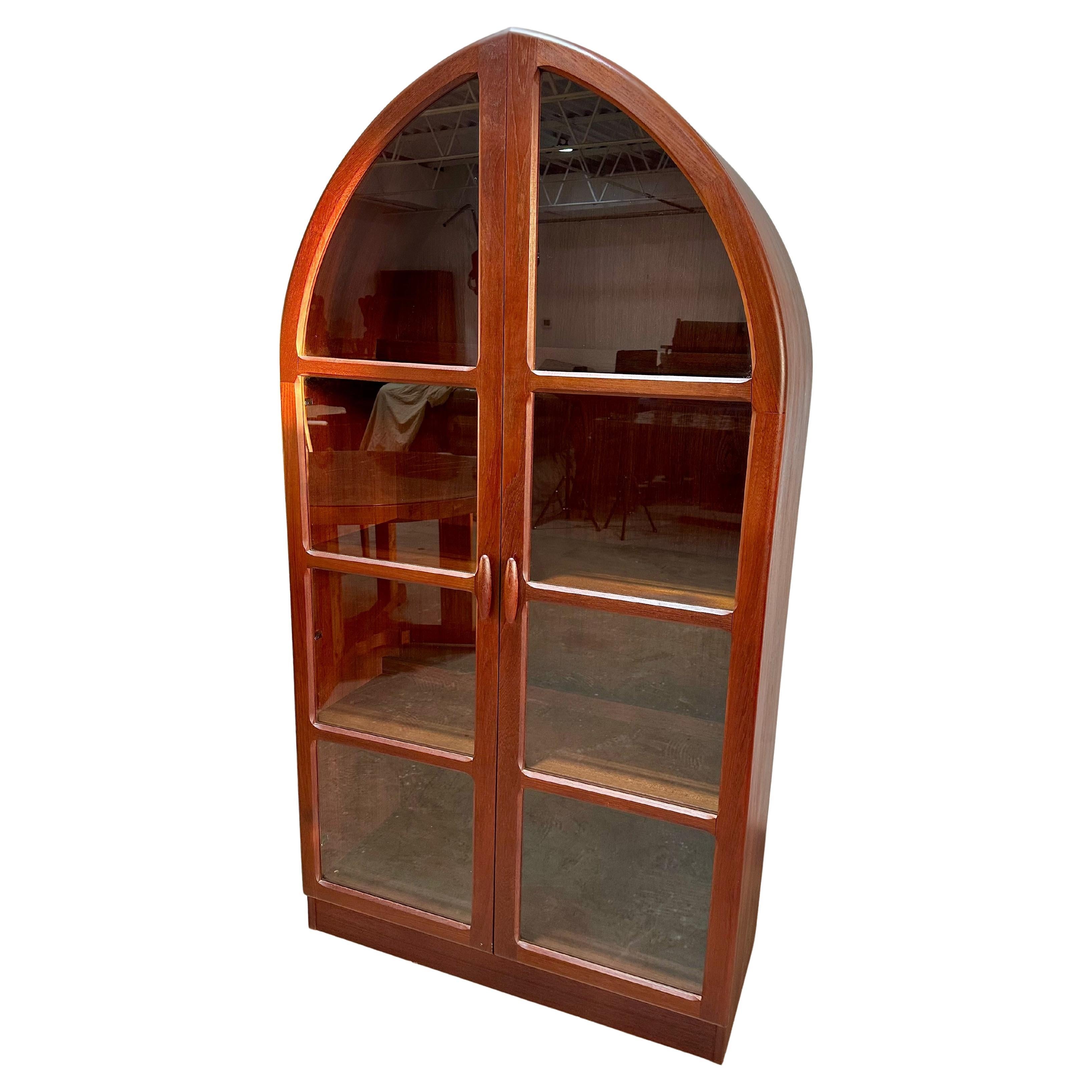 Mid Century Dyrlund Teak Arched Lighted Display Cabinet en venta
