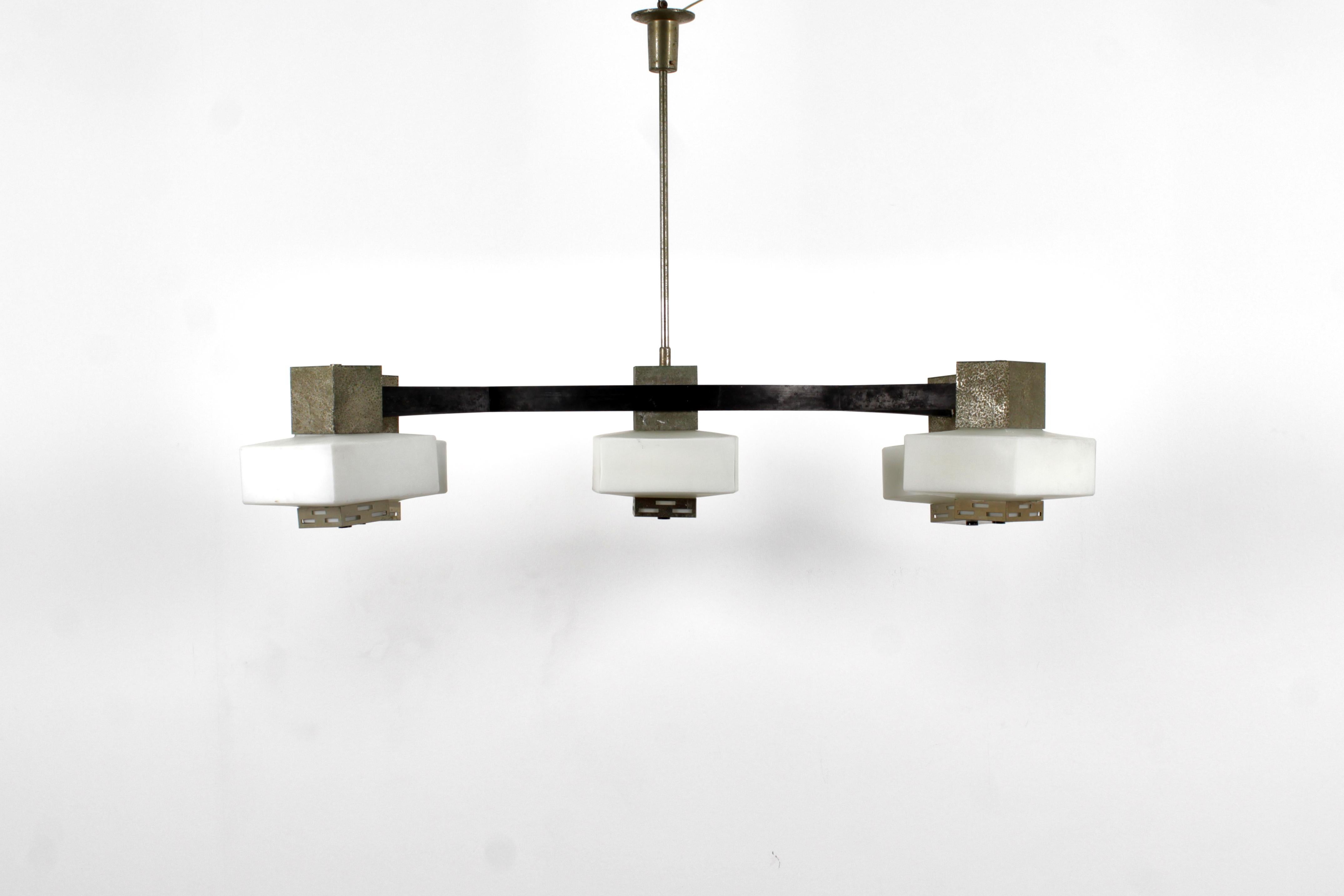 Imposant lustre à cinq lumières avec un cadre incurvé en métal laqué et des diffuseurs géométriques en verre dépoli. Par Elios Monesi pour Arredoluce Monza, fabriqué en Italie dans les années 1960.
Dans les cas correspondant à l'âge et à