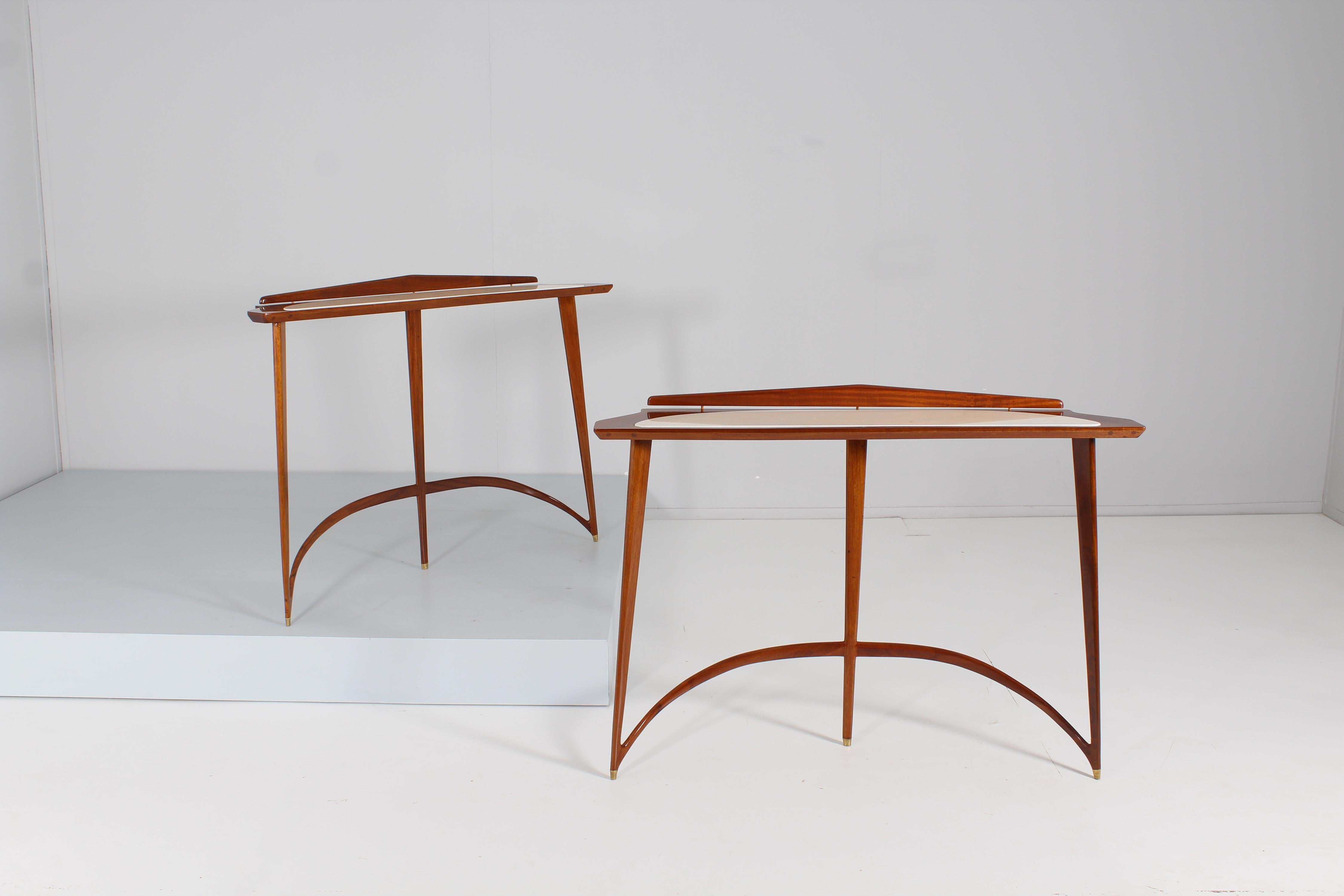 Rare pair of consoles with splendid curved lines in wood with golden brass finishes and white marble top and spiked feet, finement restored. By Enrico Rava, Italy in the 1950s.
Wear consistent with age and use.