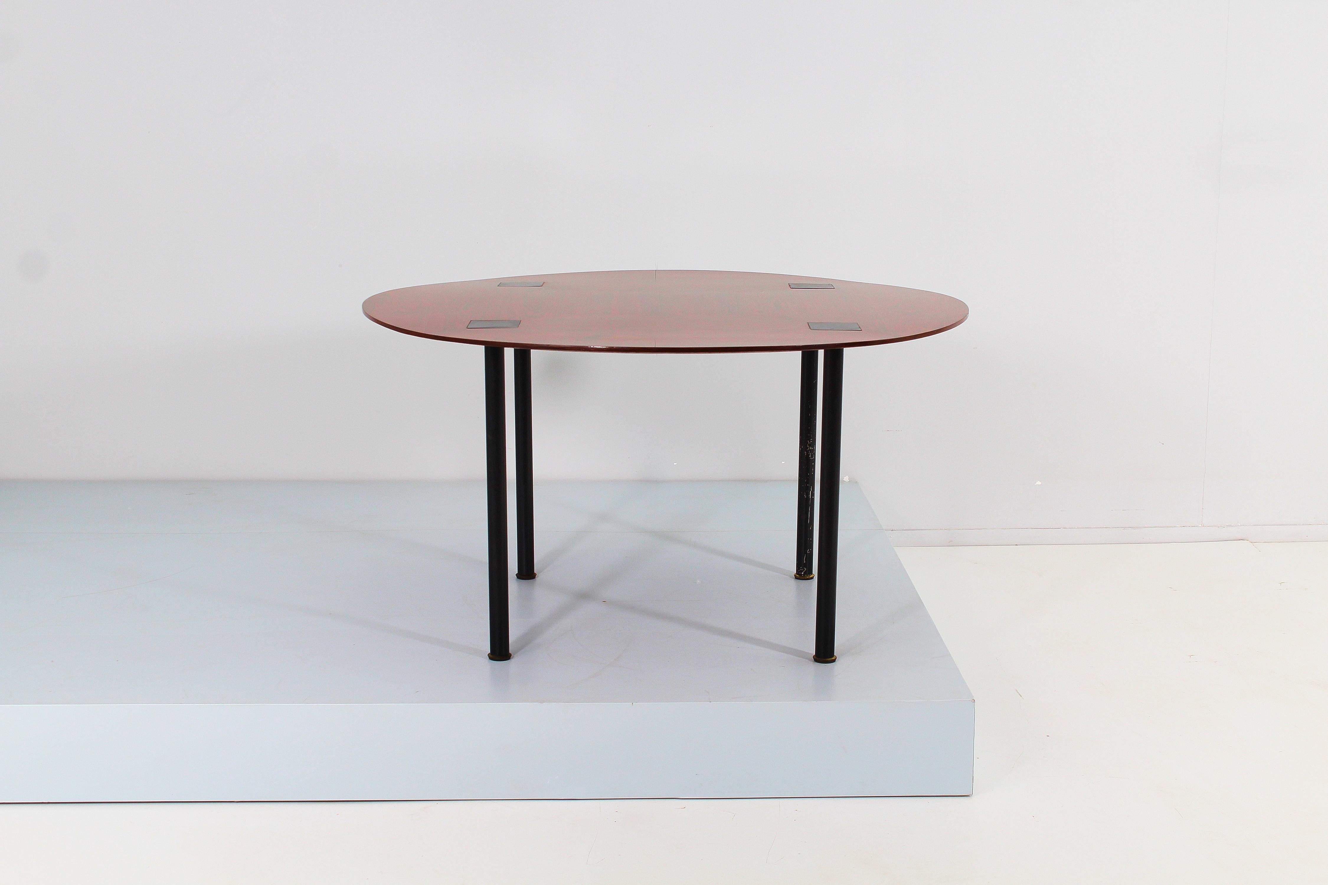 Prestigious round table in veneered wood, studs and legs in lacquered metal and brass.
Design by Ettore Sottsass for Poltronova, late 50s Agliana, Italy.
Entirely restored.
Wear consistent with age and use.


 