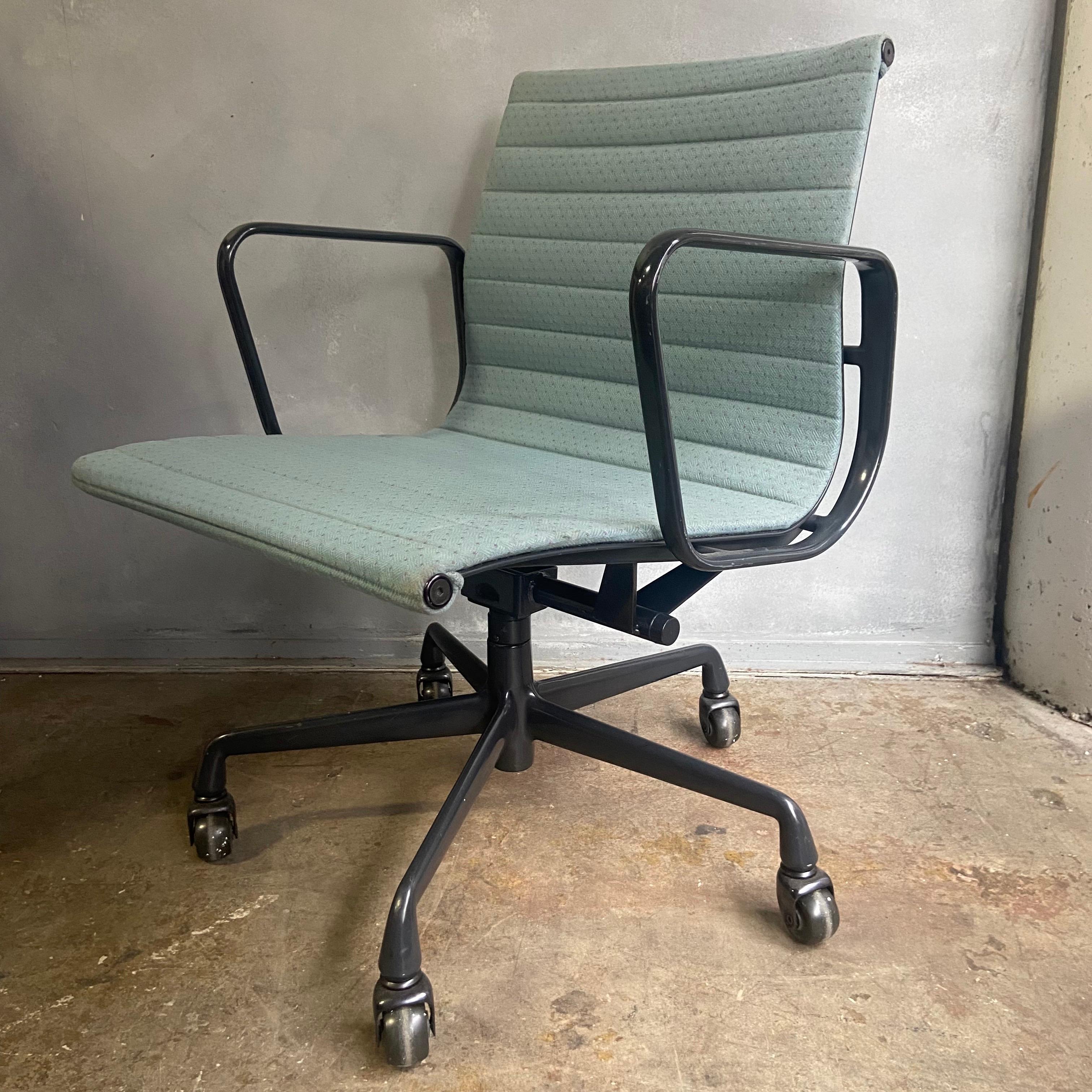 Mid-Century Modern Mid-Century Eames Aluminium Group Chairs for Herman Miller, 1980's