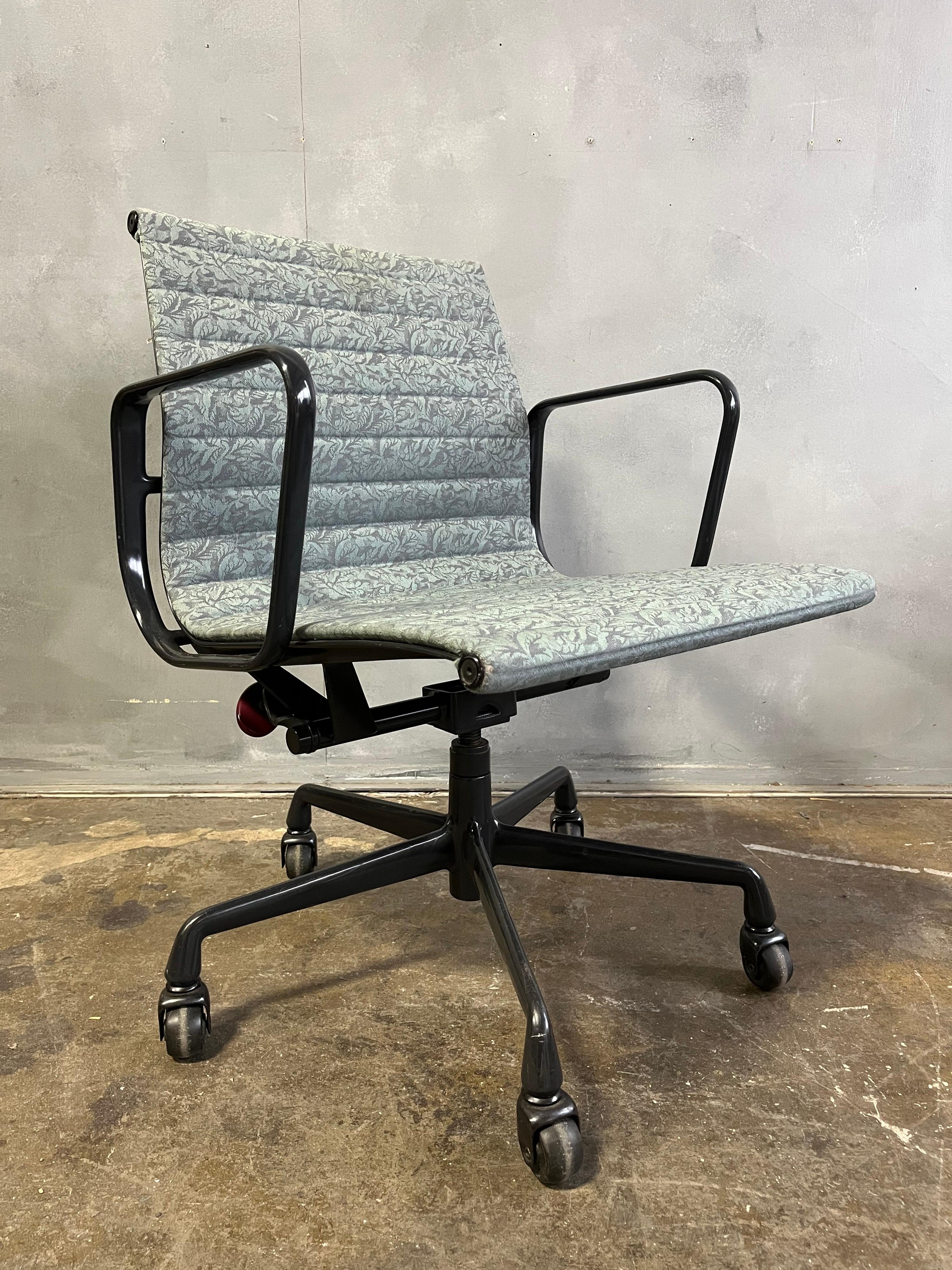 Mid-Century Modern Mid-Century Eames Aluminium Group Chair for Herman Miller, 1980's