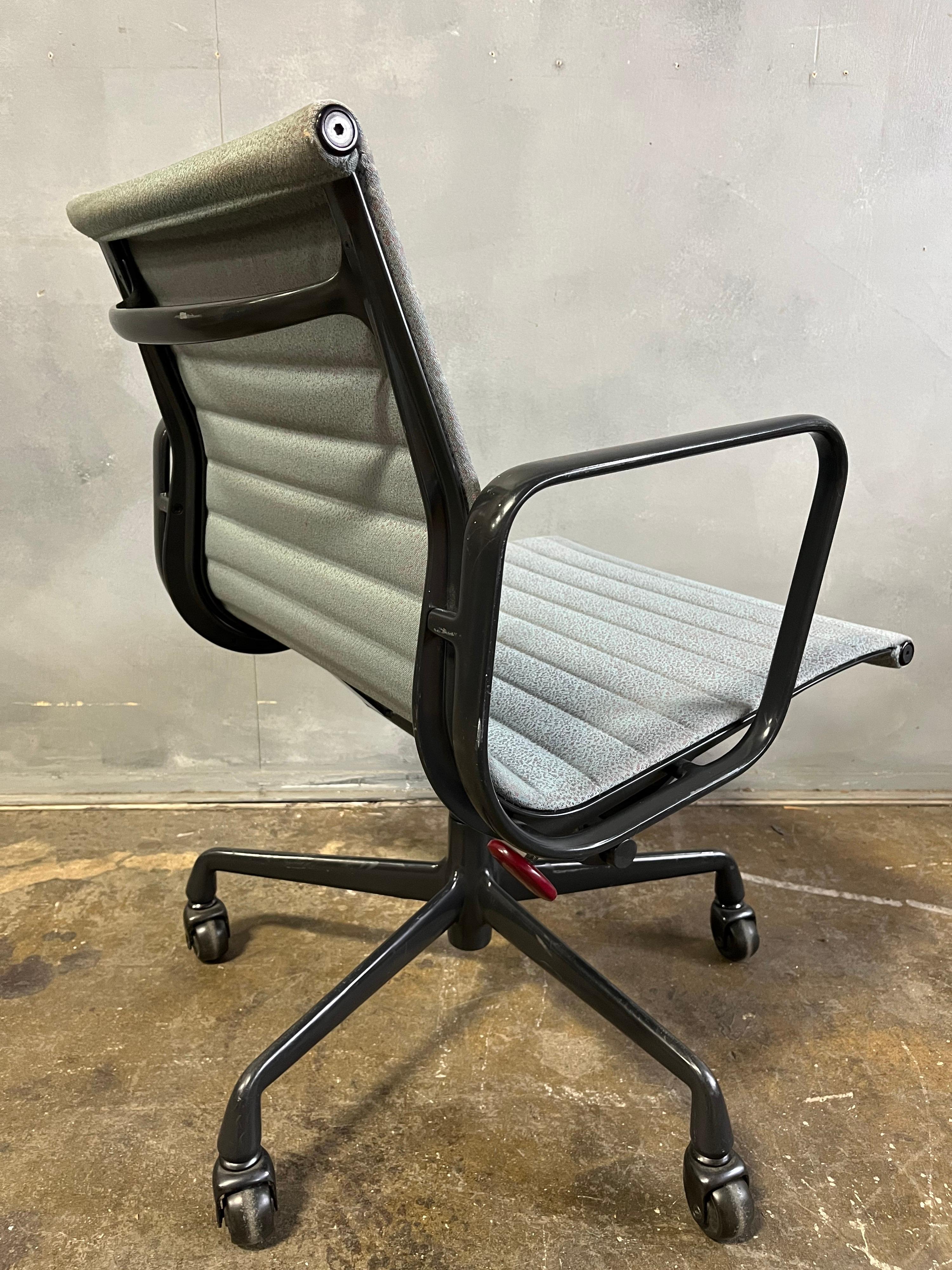 Mid-Century Modern Mid-Century Eames Aluminium Group Chairs for Herman Miller, 1980's