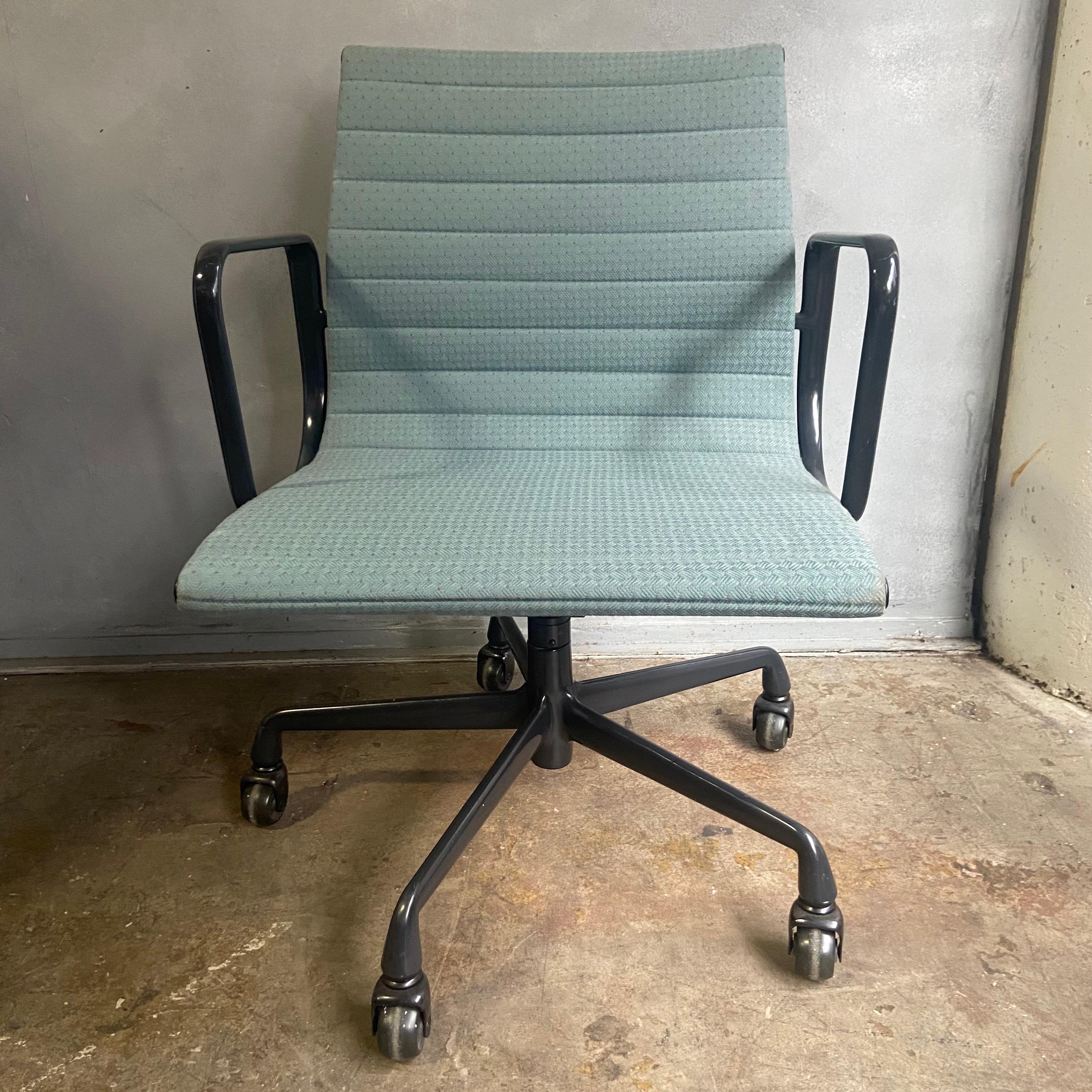 Mid-Century Eames Aluminium Group Chairs for Herman Miller, 1980's In Good Condition In BROOKLYN, NY
