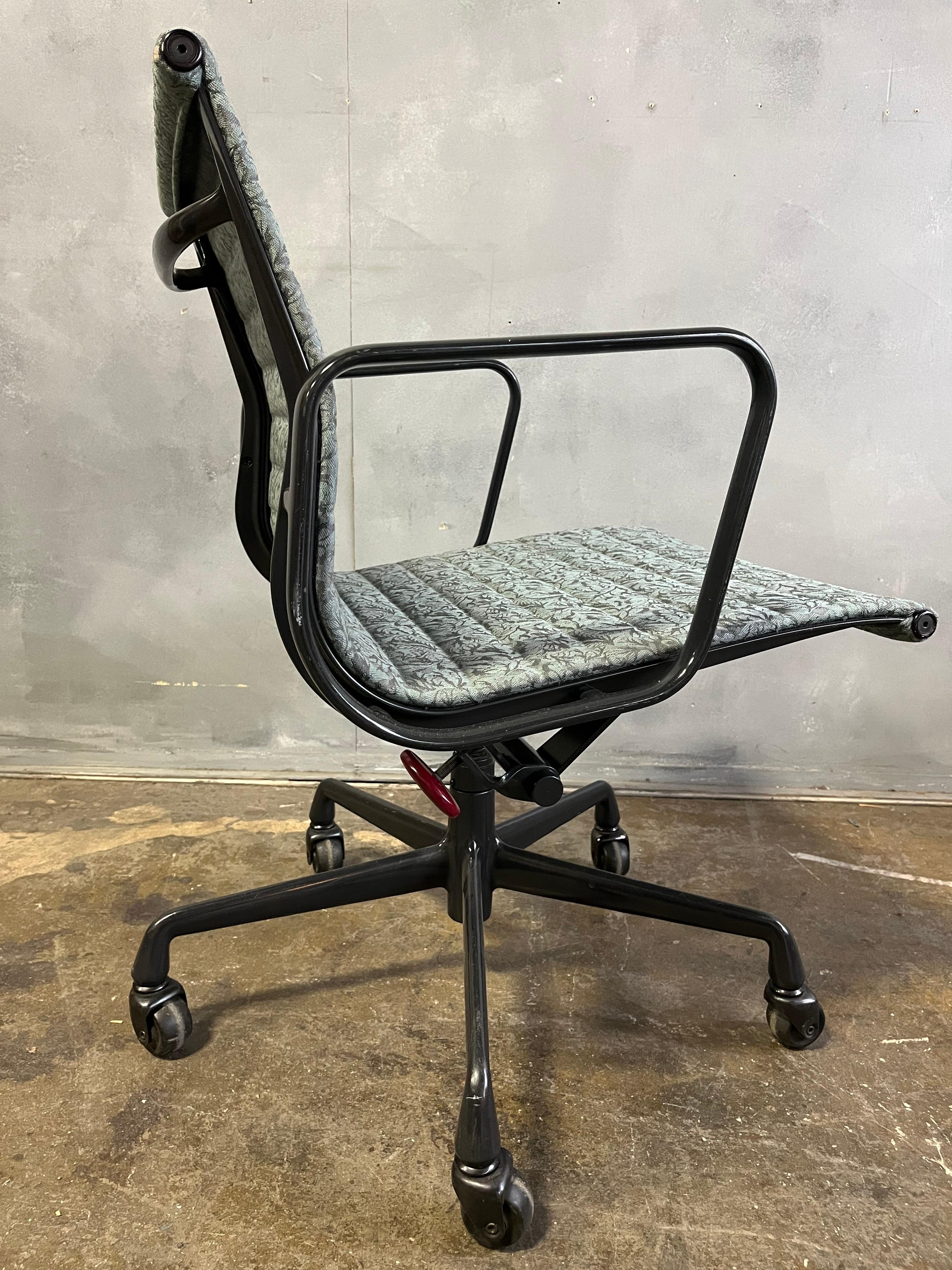 Mid-Century Eames Aluminium Group Chair for Herman Miller, 1980's In Good Condition In BROOKLYN, NY