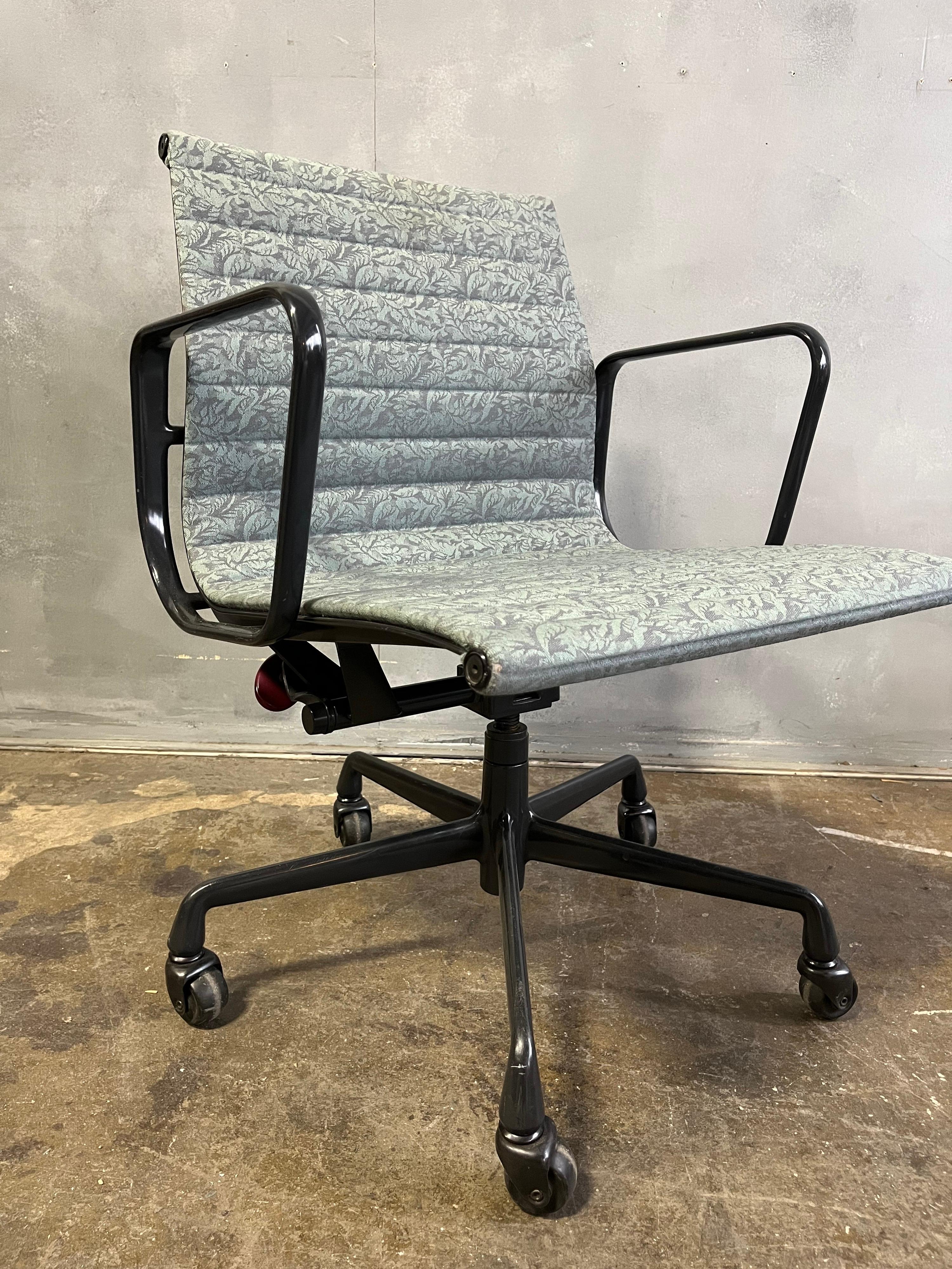20th Century Mid-Century Eames Aluminium Group Chair for Herman Miller, 1980's