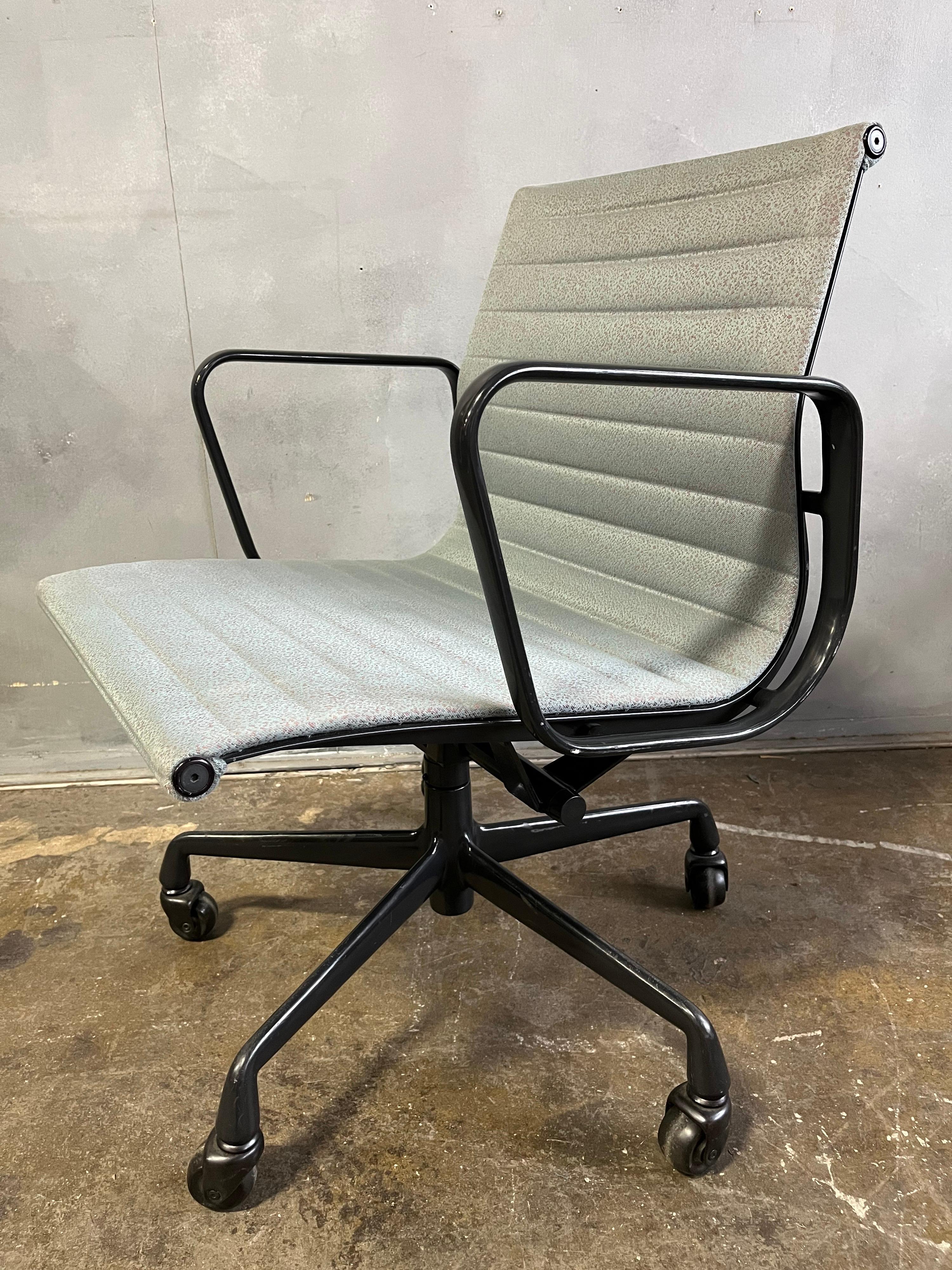 20th Century Mid-Century Eames Aluminium Group Chairs for Herman Miller, 1980's