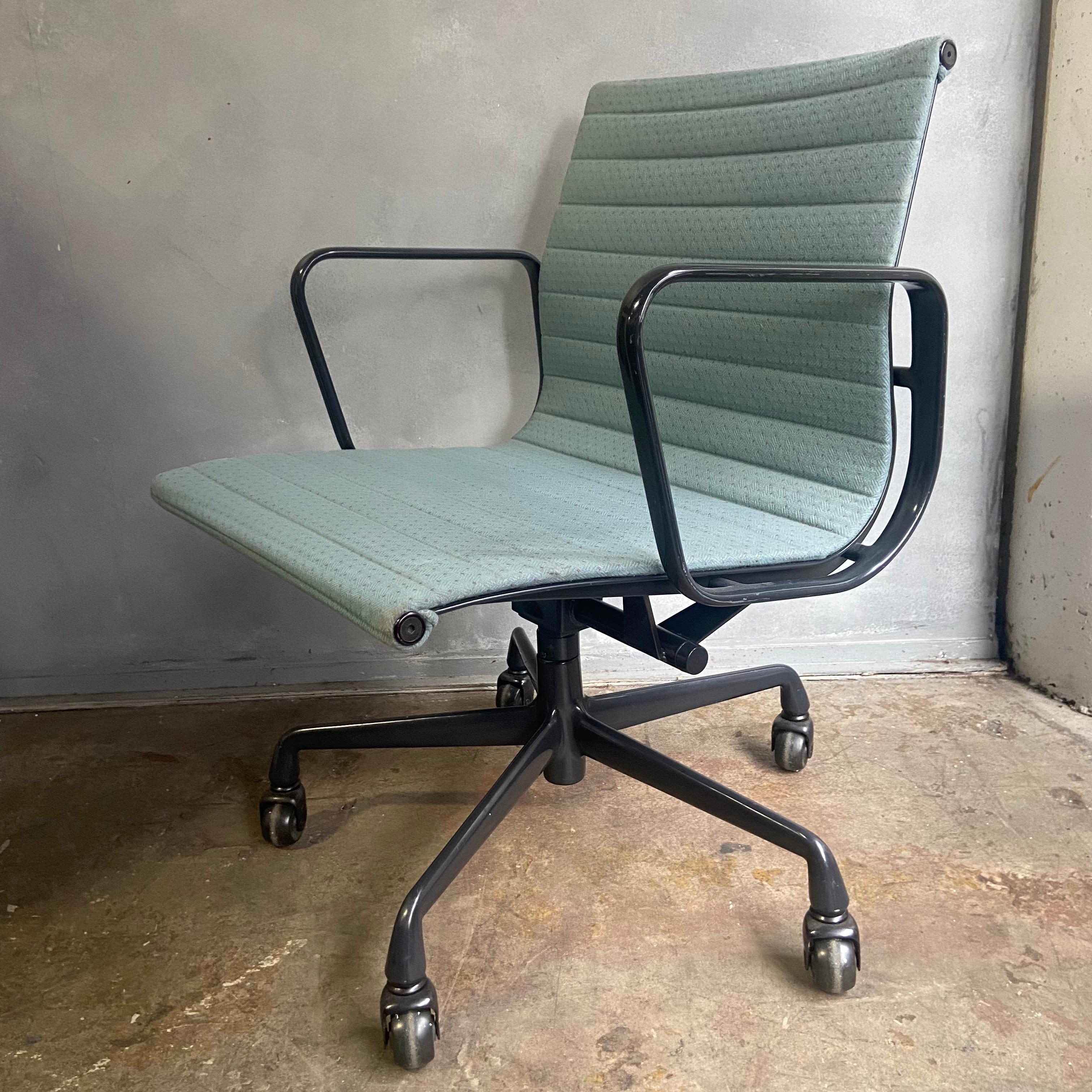Metal Mid-Century Eames Aluminium Group Chairs for Herman Miller, 1980's