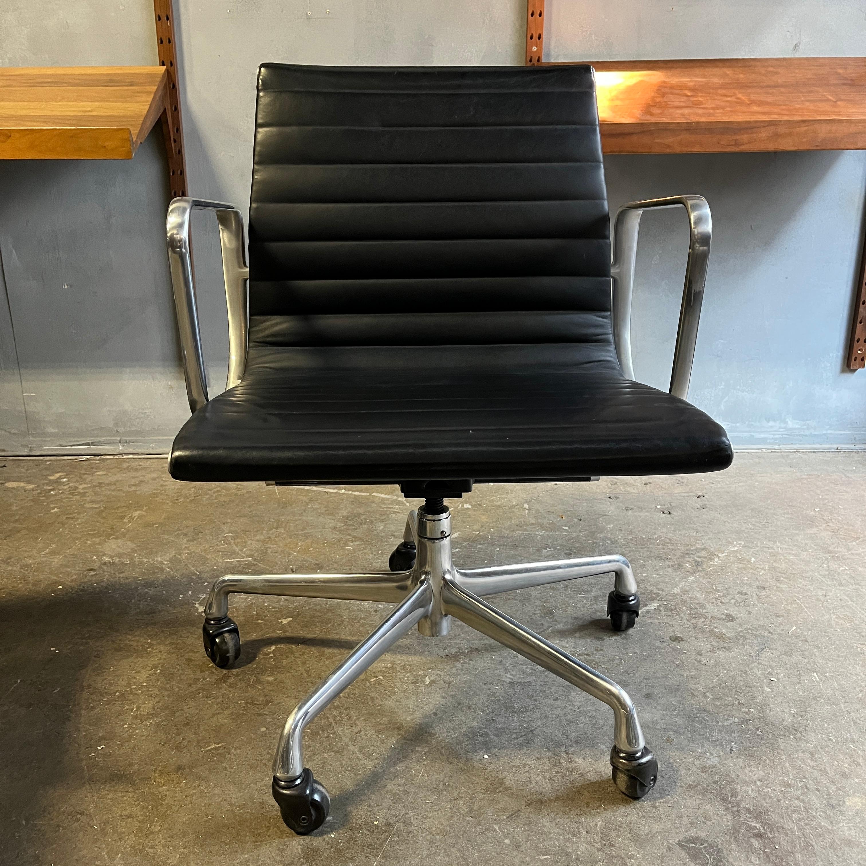 Mid-Century Modern Mid-Century Eames Aluminium Group Management Chairs for Herman Miller
