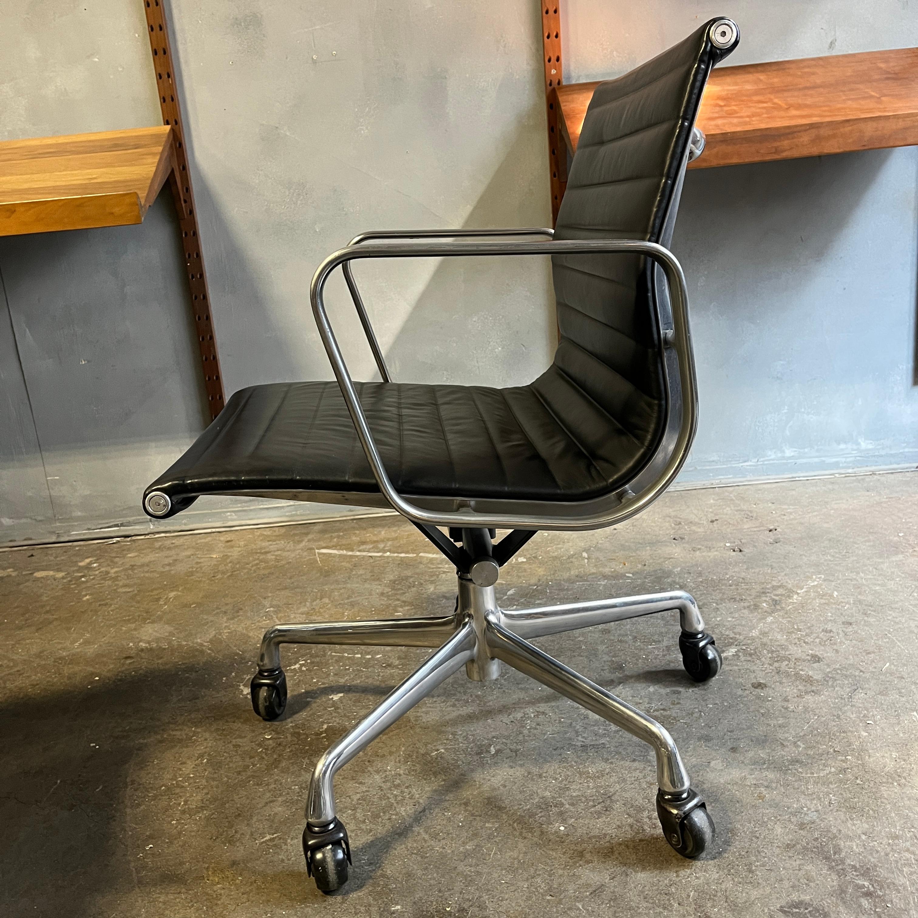 Mid-Century Eames Aluminium Group Management Chairs for Herman Miller In Good Condition In BROOKLYN, NY