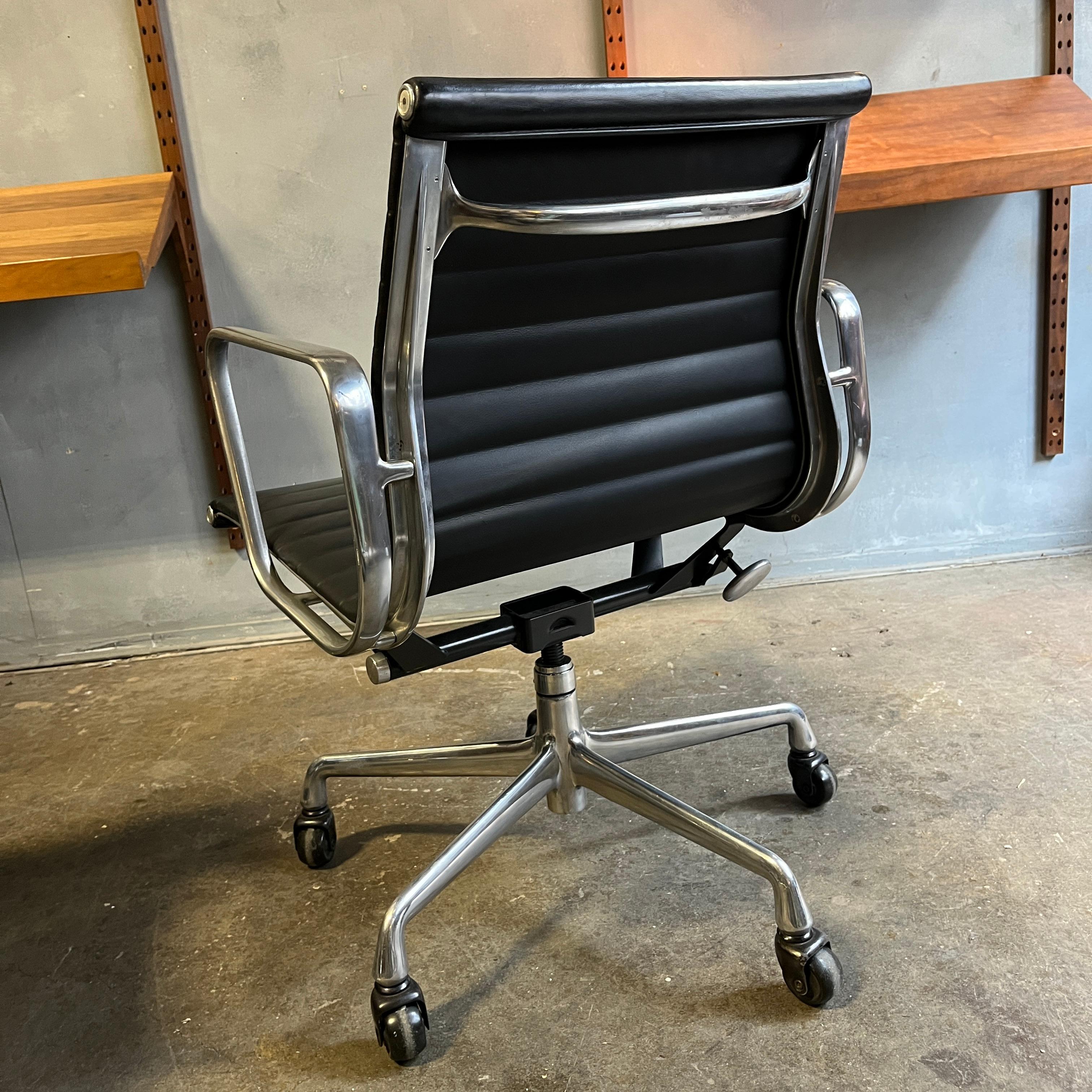 Metal Mid-Century Eames Aluminium Group Management Chairs for Herman Miller